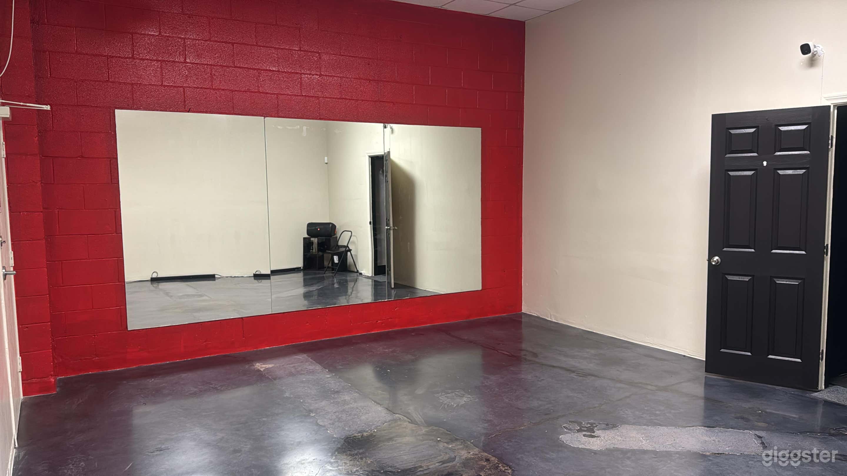 Dance Studio Downtown 2 Rms Photo 3