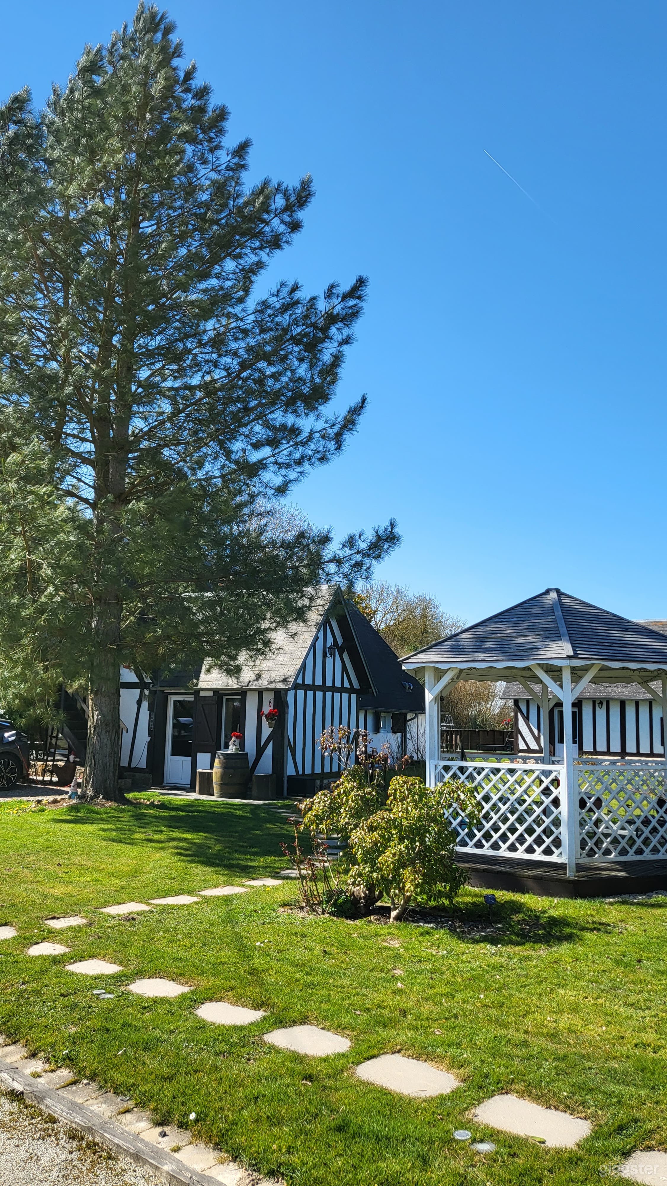 Photo de Maison de campagne de style normand entourée par la nature 1