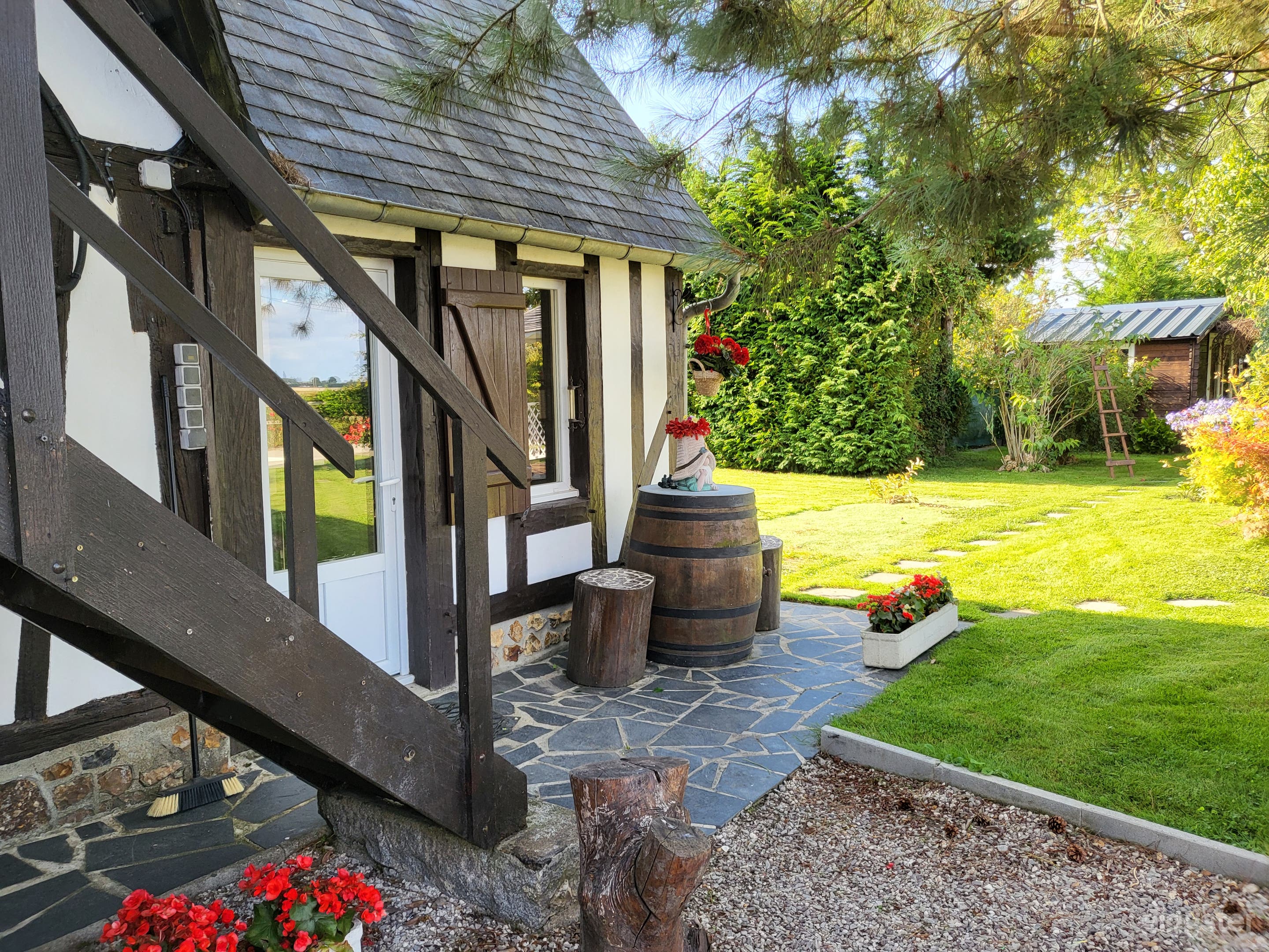 Photo de Maison de campagne de style normand entourée par la nature 4