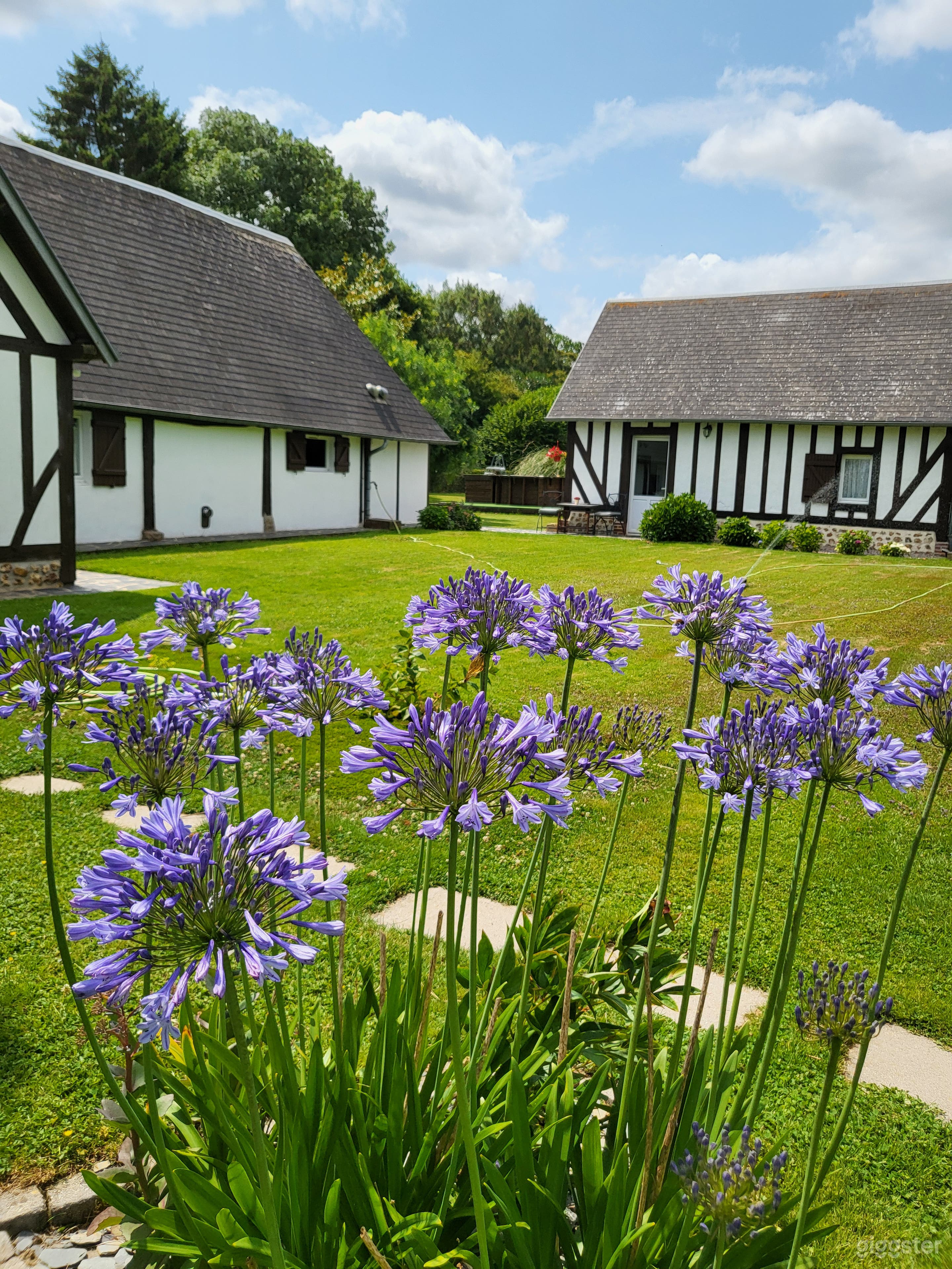 Photo de Maison de campagne de style normand entourée par la nature 3