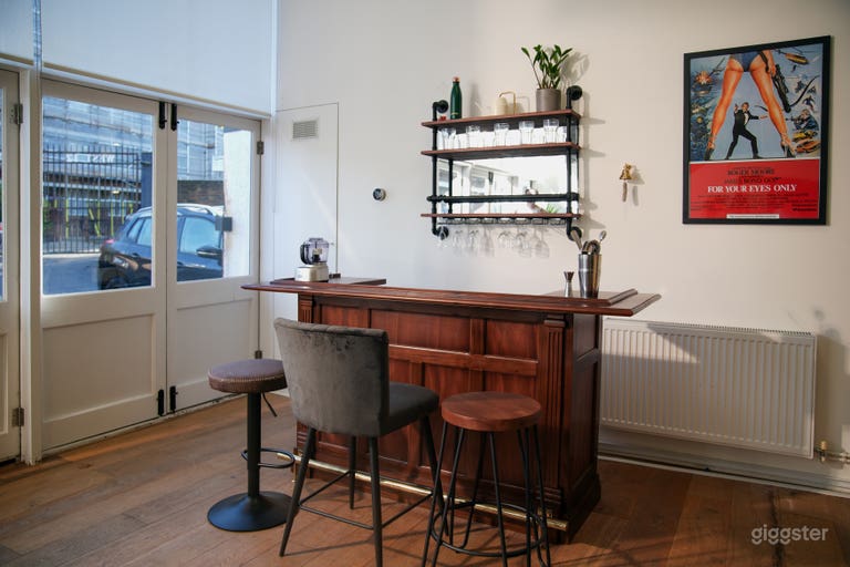  Spacious West London Photo Studio w/ Office 