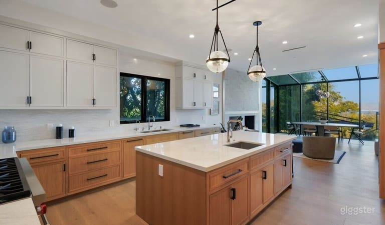  MODERN CHATEAU WITH OCEAN VIEWS & DESIGNER INTERIORS 