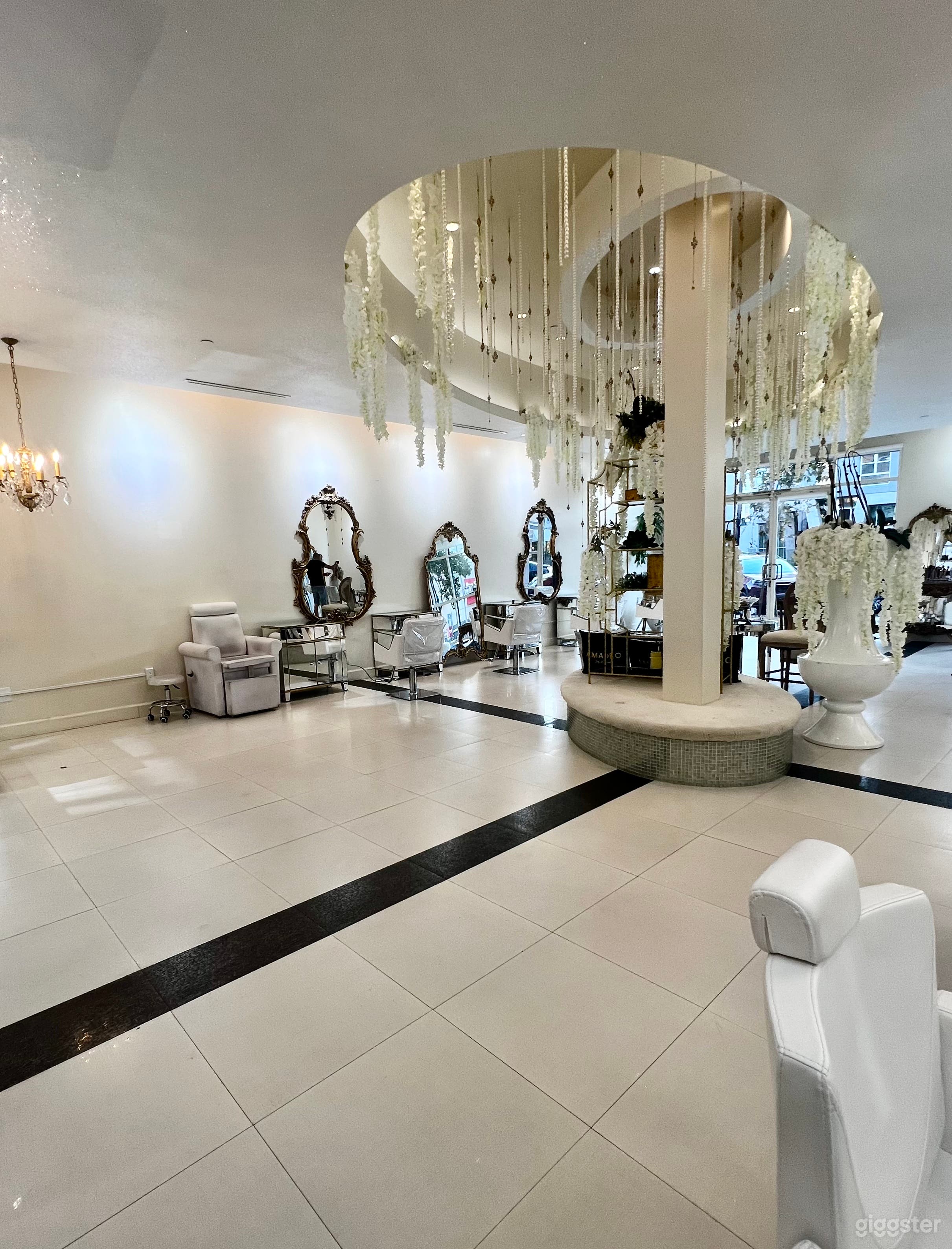 Beautiful Salon in the Heart of Glendale Photo 4
