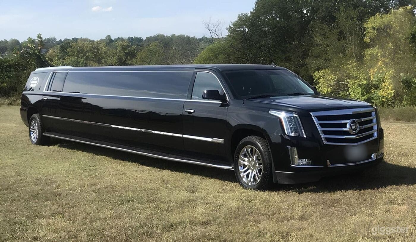 Cadillac Escalade Limousine Photo 3
