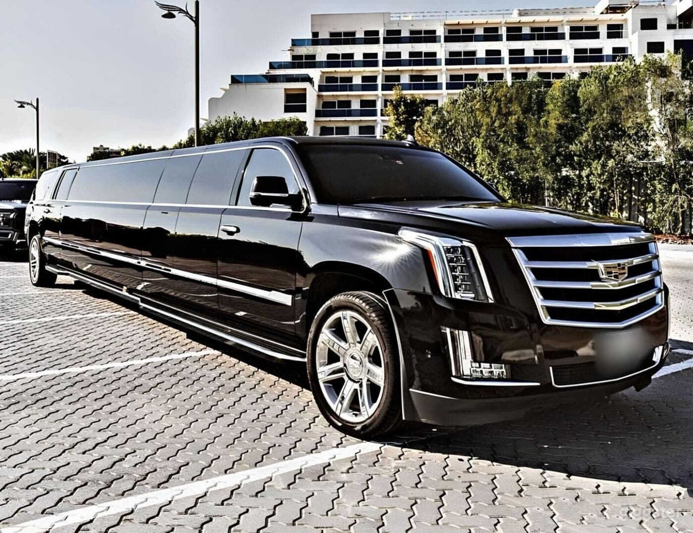 Cadillac Escalade Limousine Photo 1
