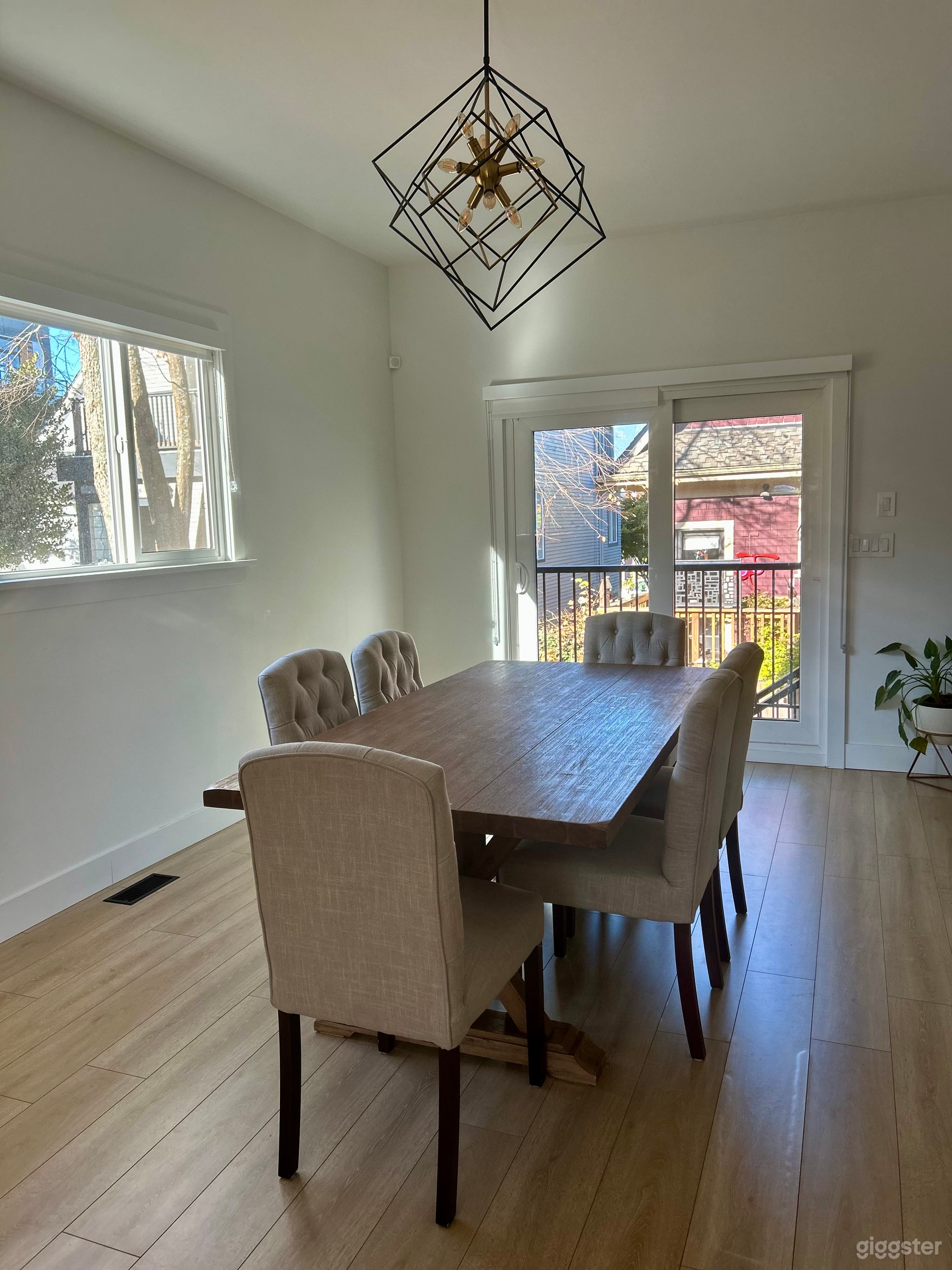 Bright Contemporary Home Near The Drive Photo 3