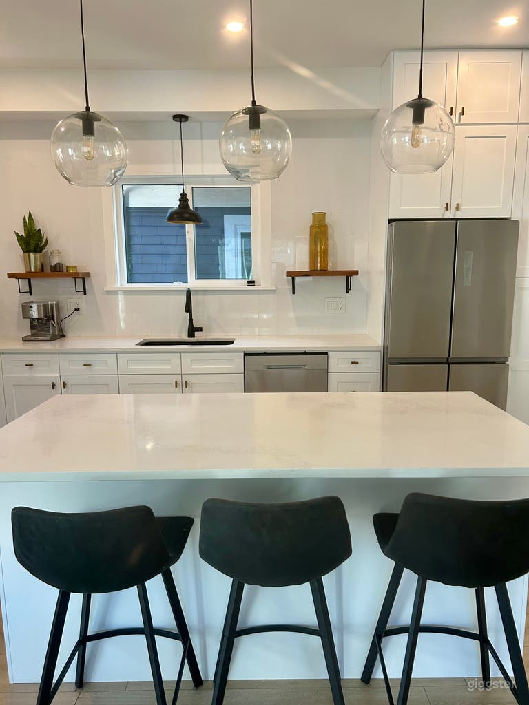  Bright Contemporary Home Near The Drive 