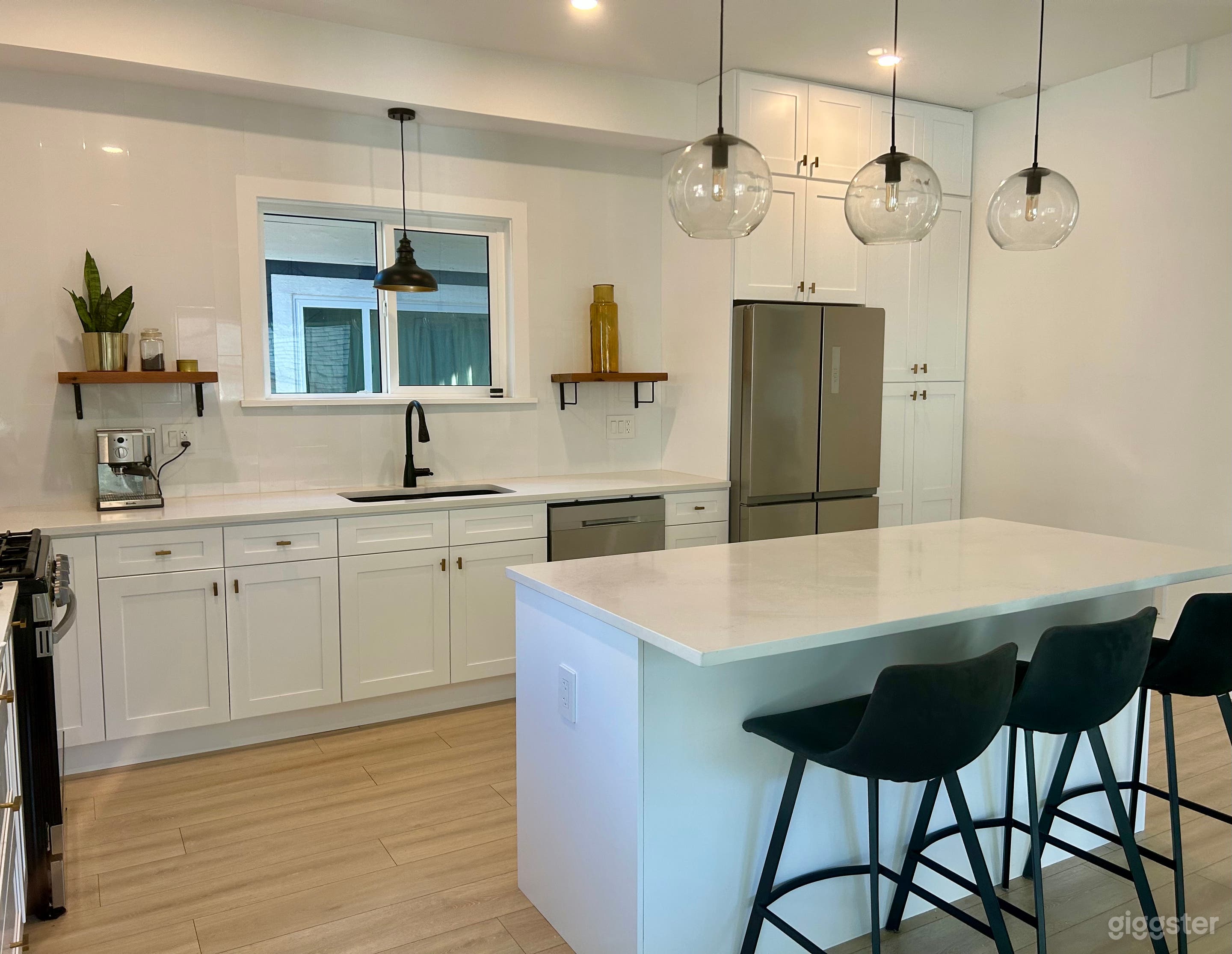 Bright Contemporary Home Near The Drive Photo 4