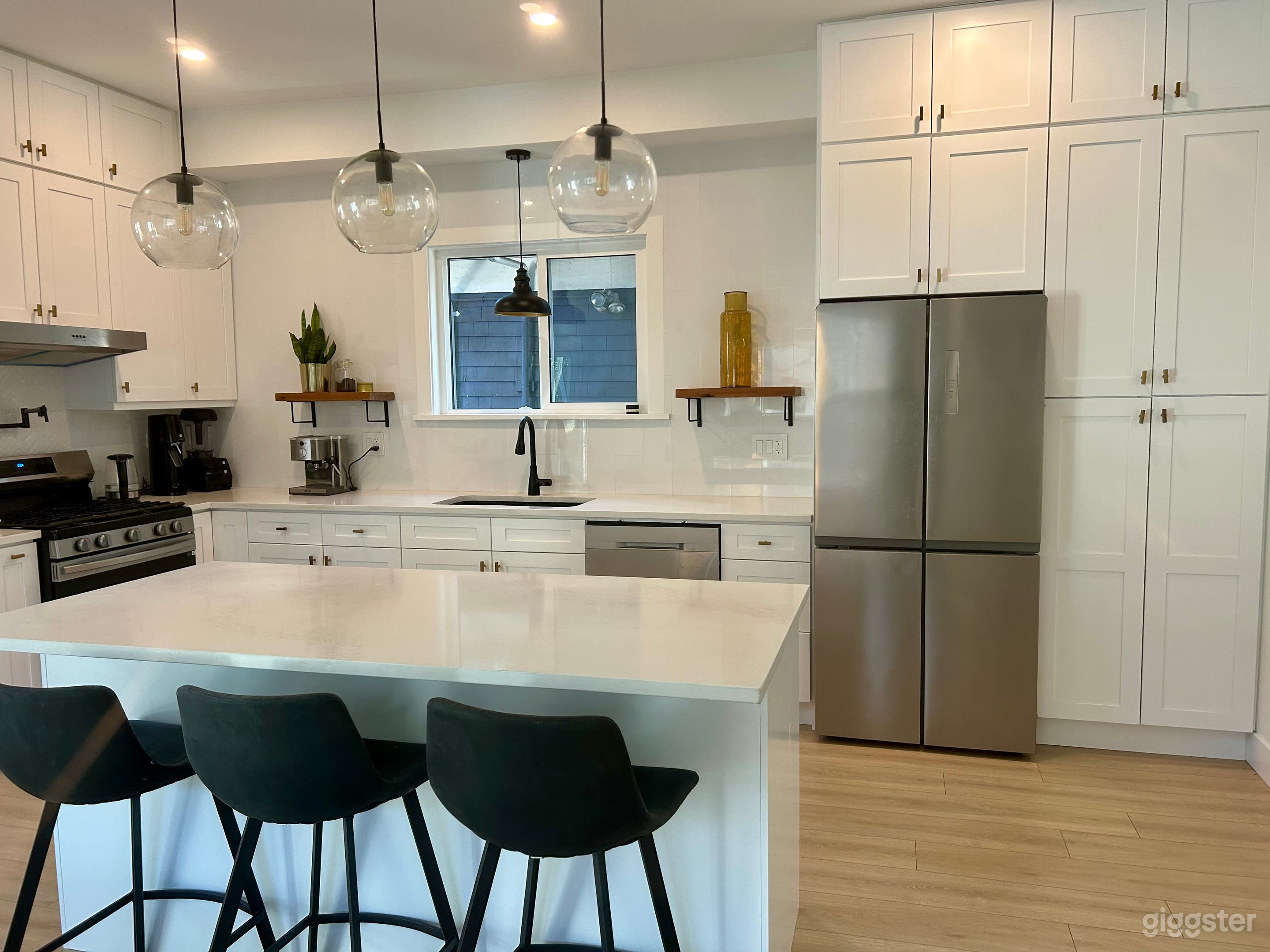 Bright Contemporary Home Near The Drive Photo 1