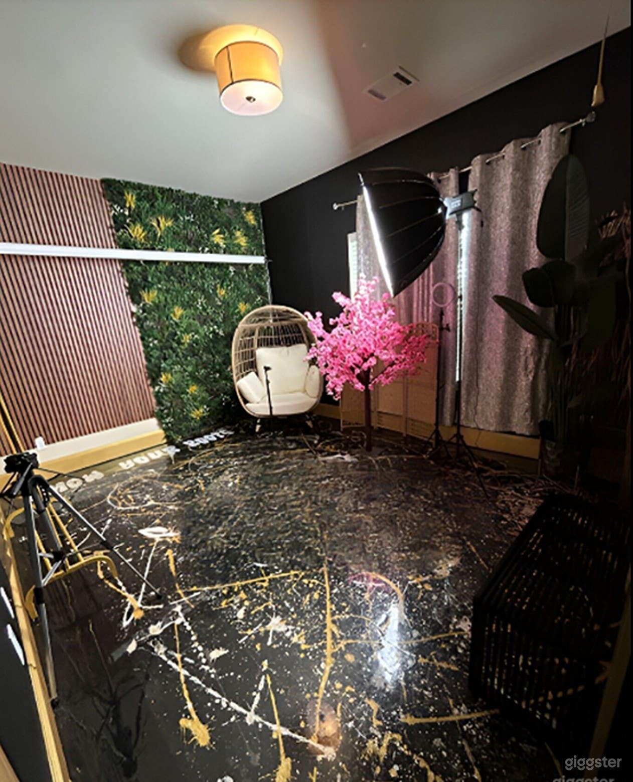 Creative Content Room | Photo/Video Studio &amp; Podcast Space Photo 1