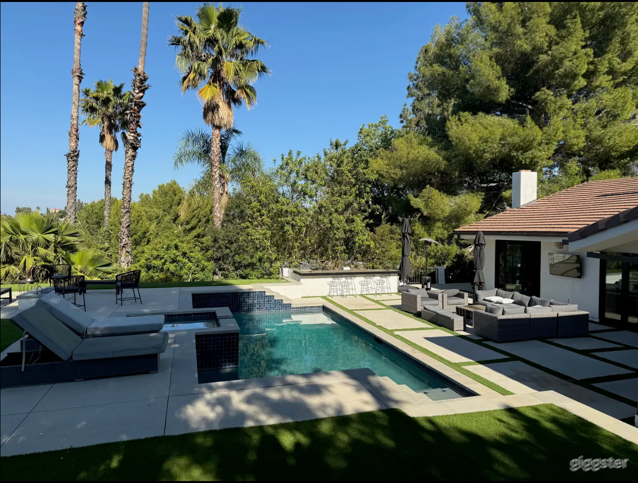 Outdoor Pool &amp; BBQ in a Stylish retreat home Photo 3