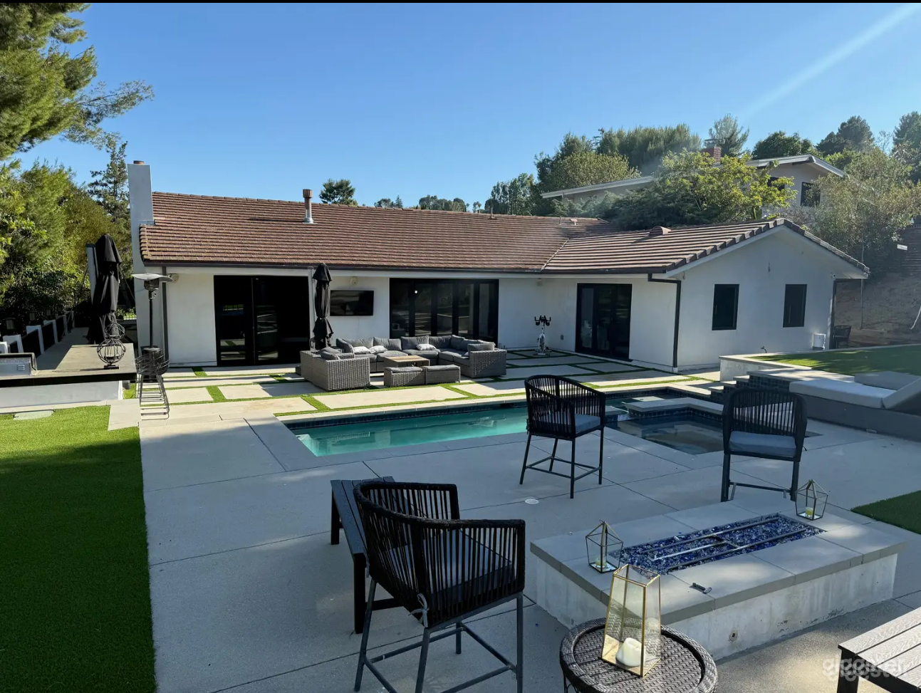 Outdoor Pool &amp; BBQ in a Stylish retreat home Photo 1