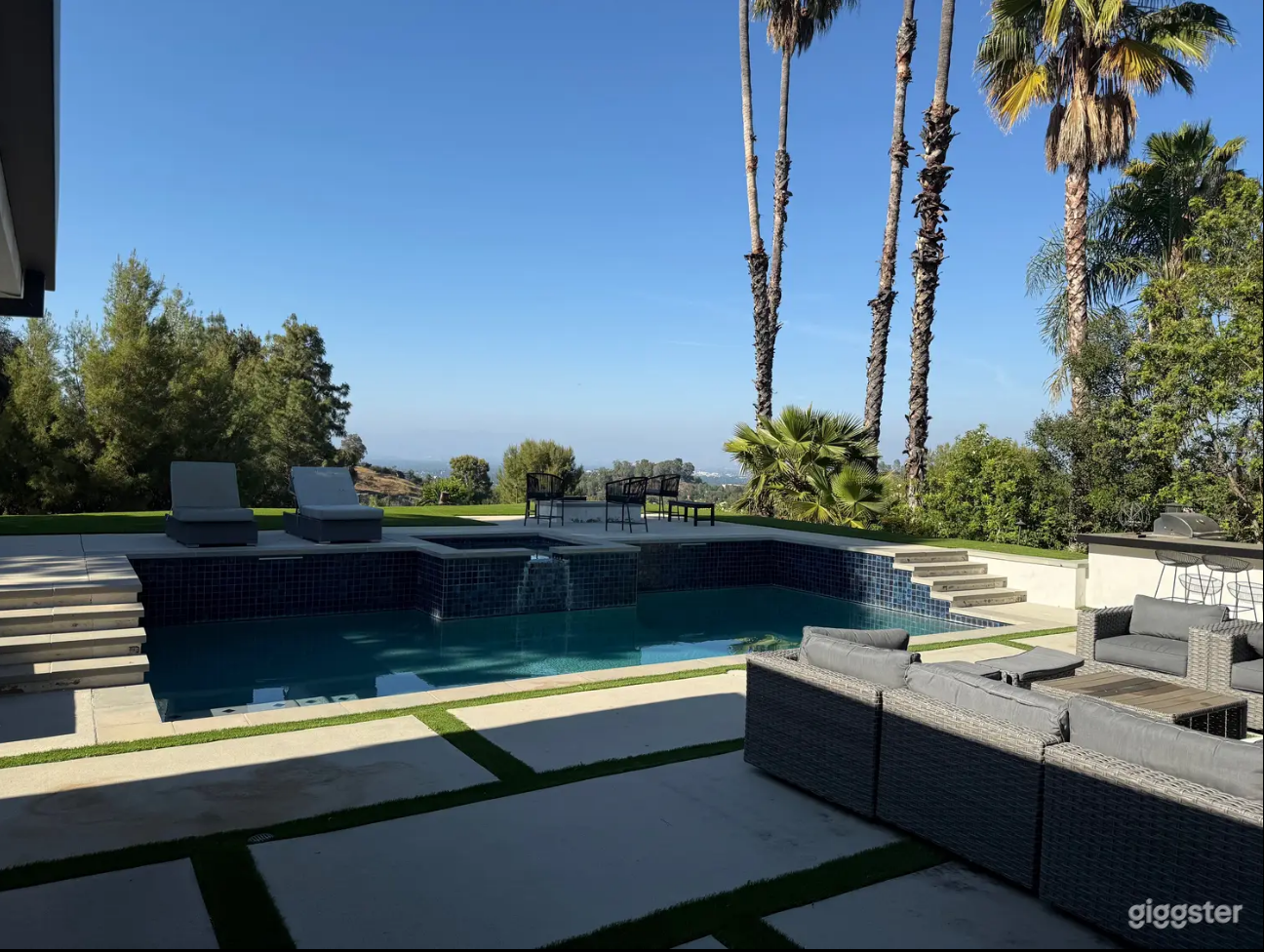 Outdoor Pool &amp; BBQ in a Stylish retreat home Photo 2