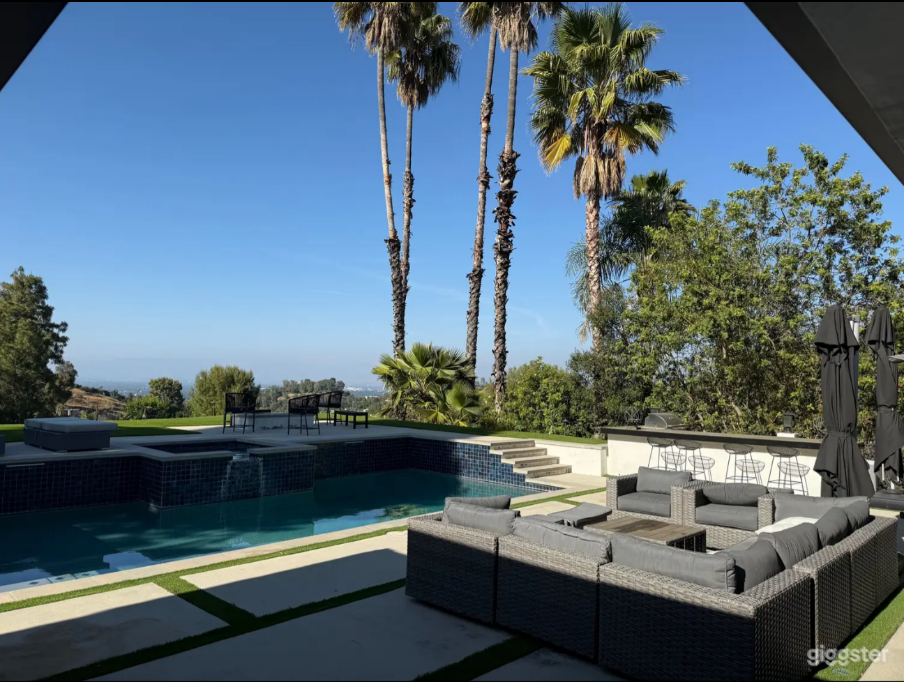 Outdoor Pool &amp; BBQ in a Stylish retreat home Photo 4