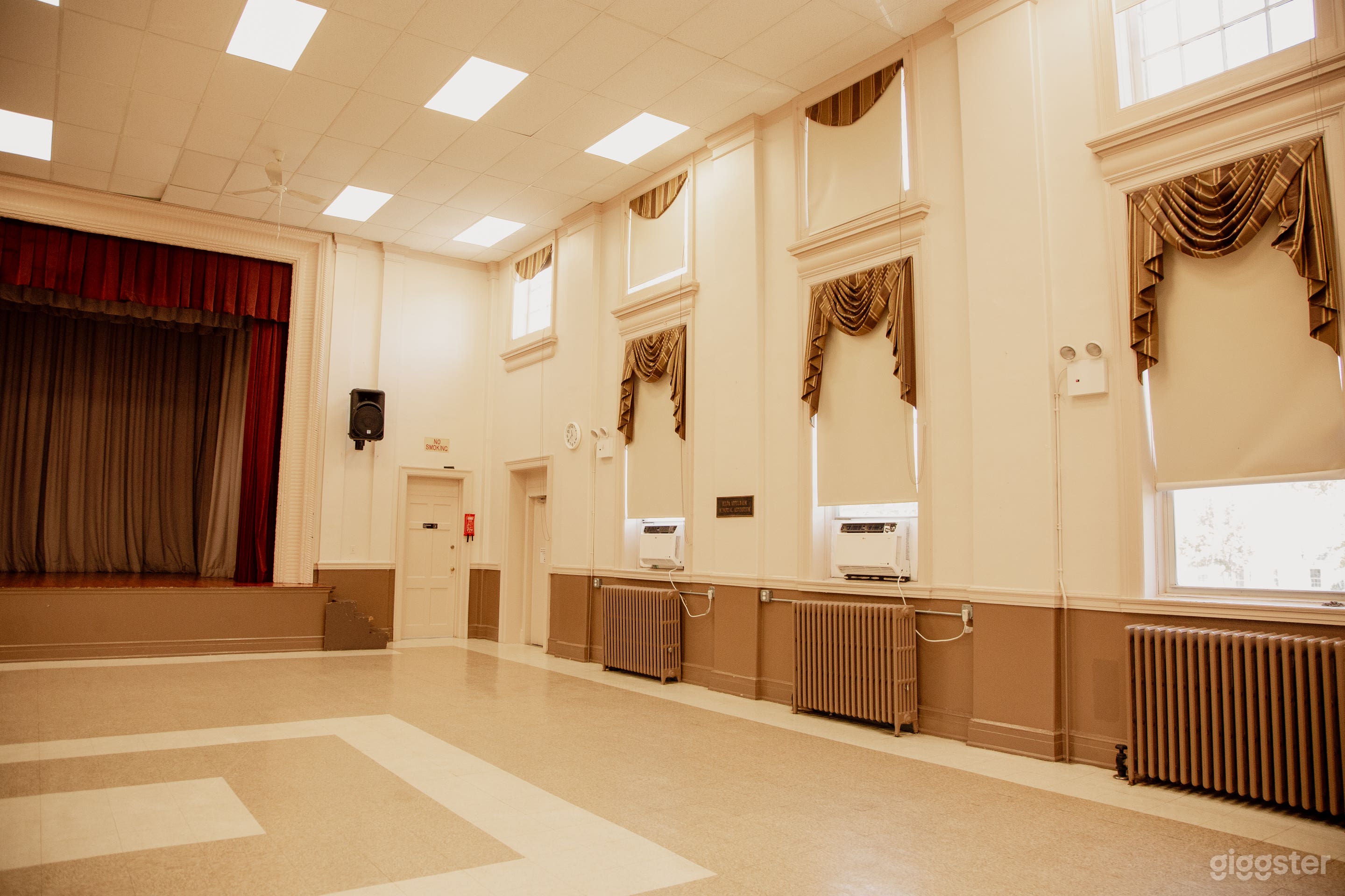 Spacious Opulent Church with Natural Light and High Ceilings Photo 4