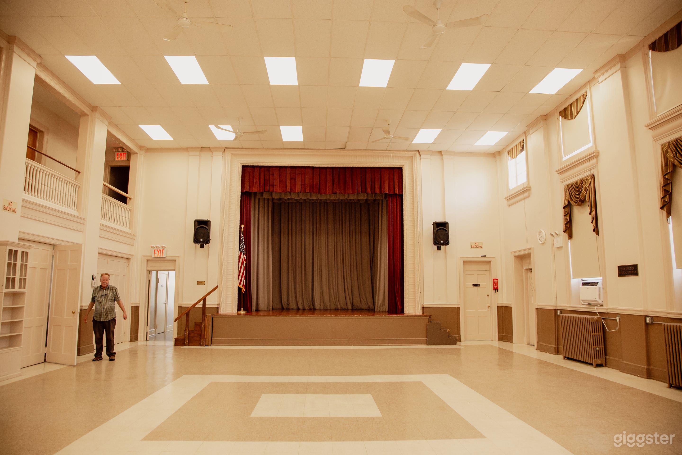 Spacious Opulent Church with Natural Light and High Ceilings Photo 3