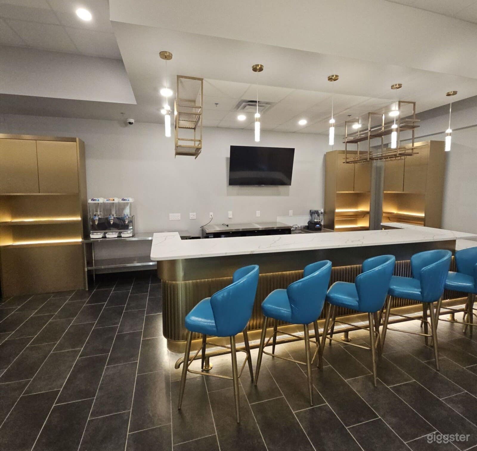 Upscale Restaurant & Bar for Filming Near Airport Photo 4