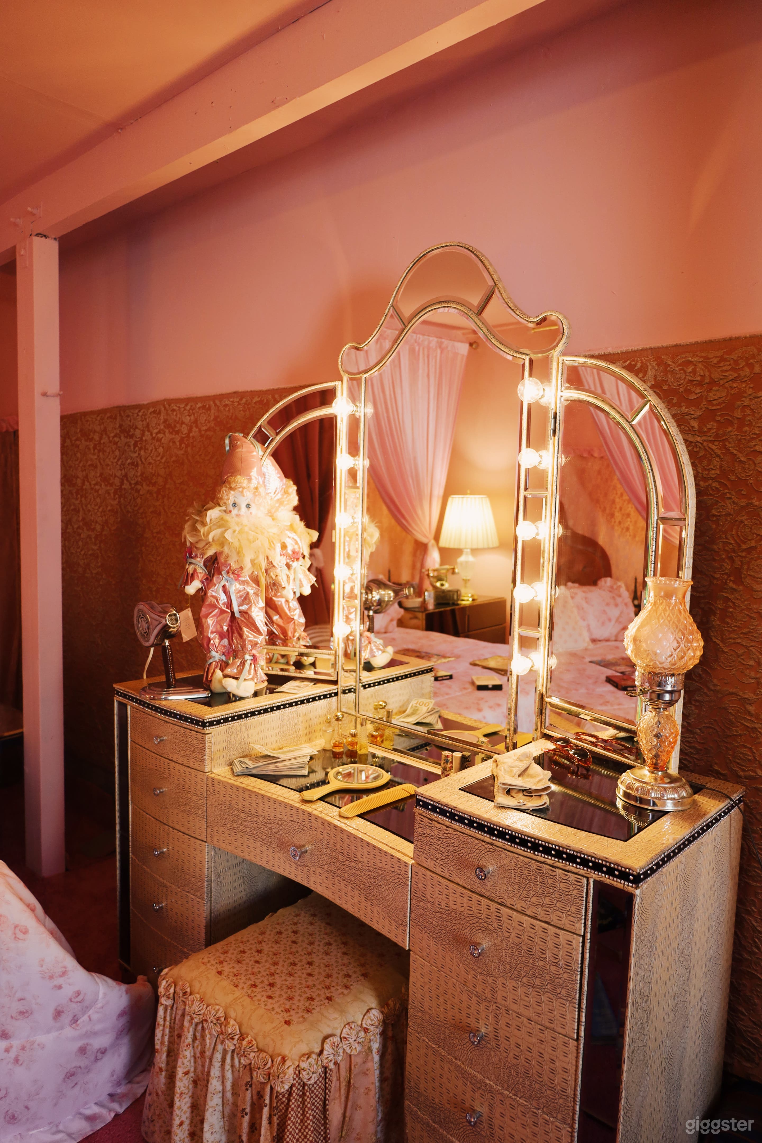 80's Hollywood Dream Studio With Backyard in Noho  Photo 4