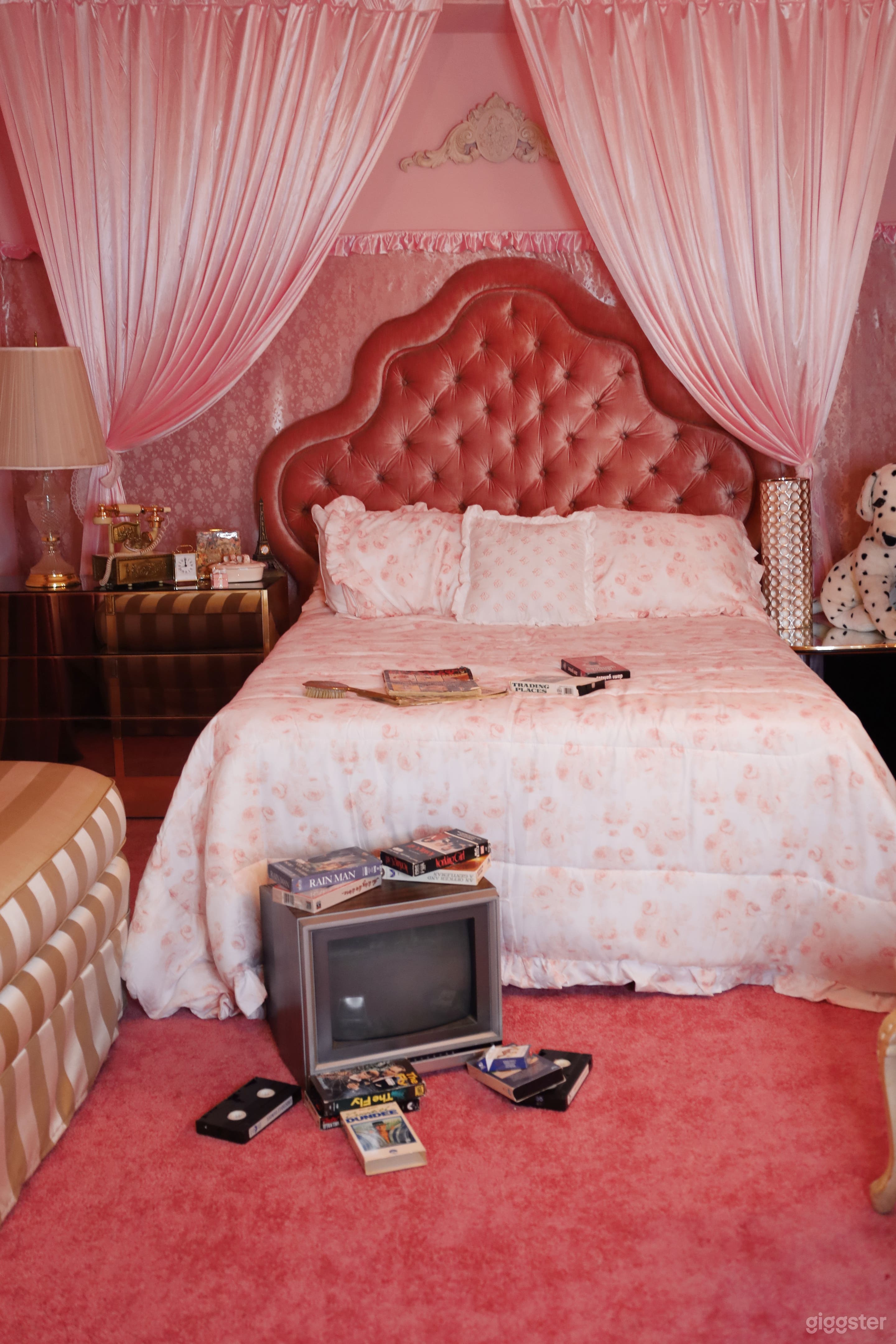 80's Hollywood Dream Studio With Backyard in Noho  Photo 4