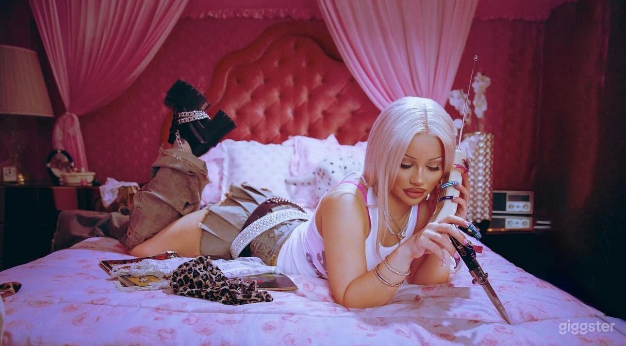 80's Hollywood Dream Studio With Backyard in Noho  Photo 1