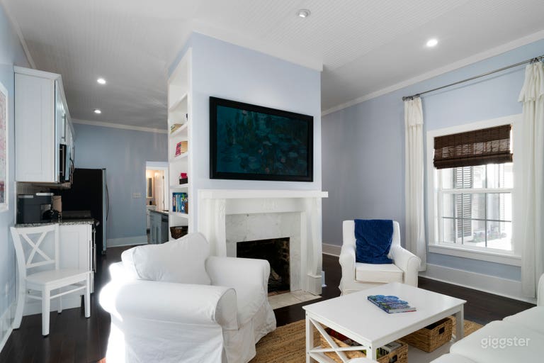  Bright & Charming Cottage at Marietta Square 