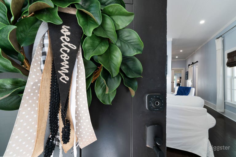  Bright & Charming Cottage at Marietta Square 