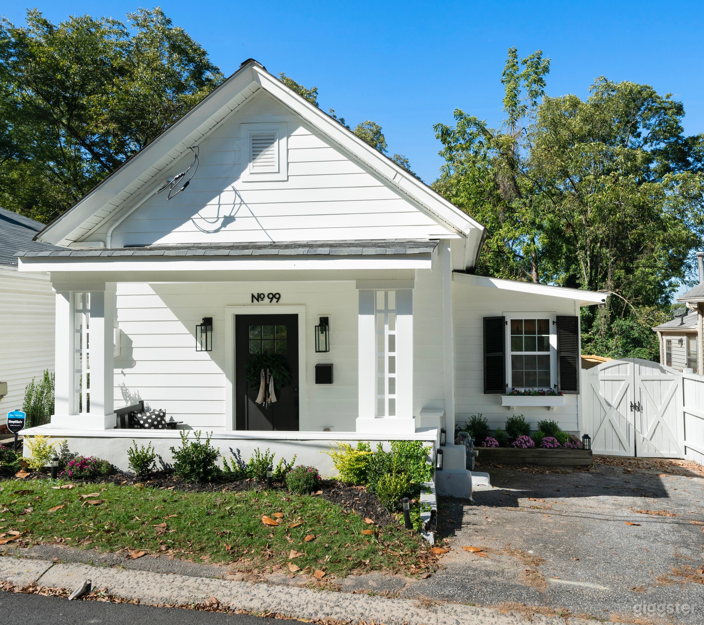 Bright &amp; Charming Cottage at Marietta Square Photo 1
