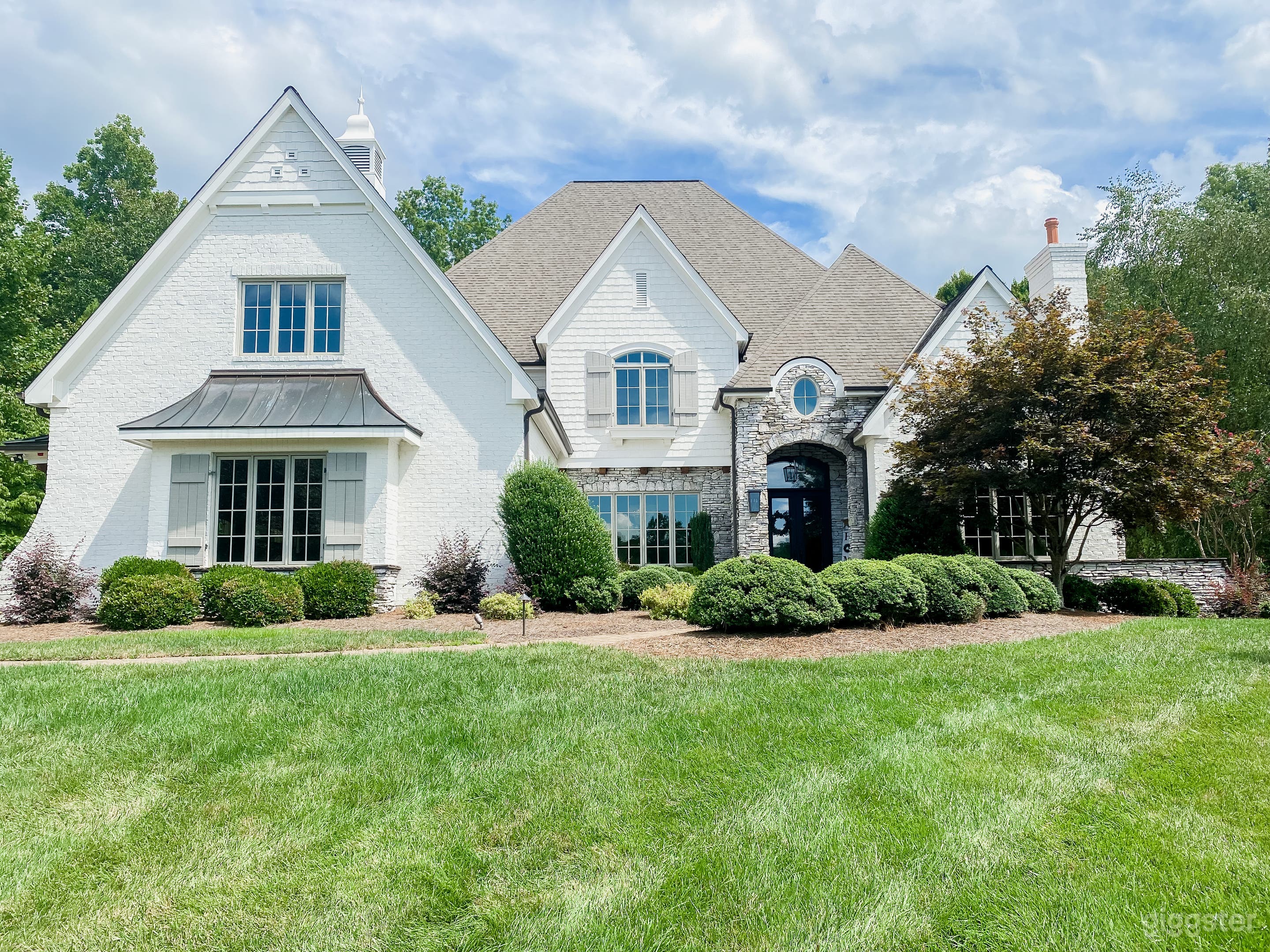 Transitional White Stately Resort Oasis in NC Photo 4