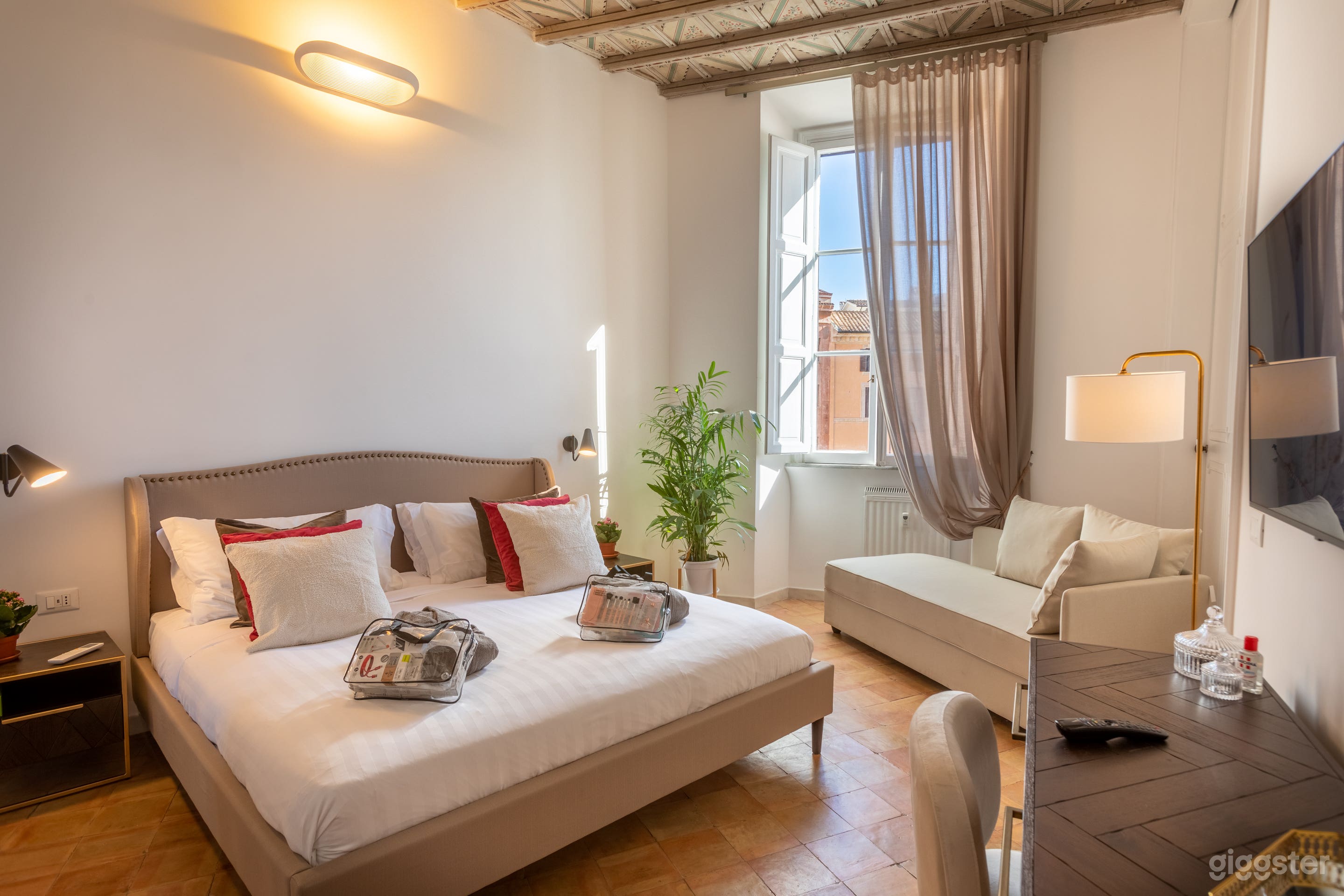 Foto di Chic Roman Atelier with Natural Light at Piazza Navona 3