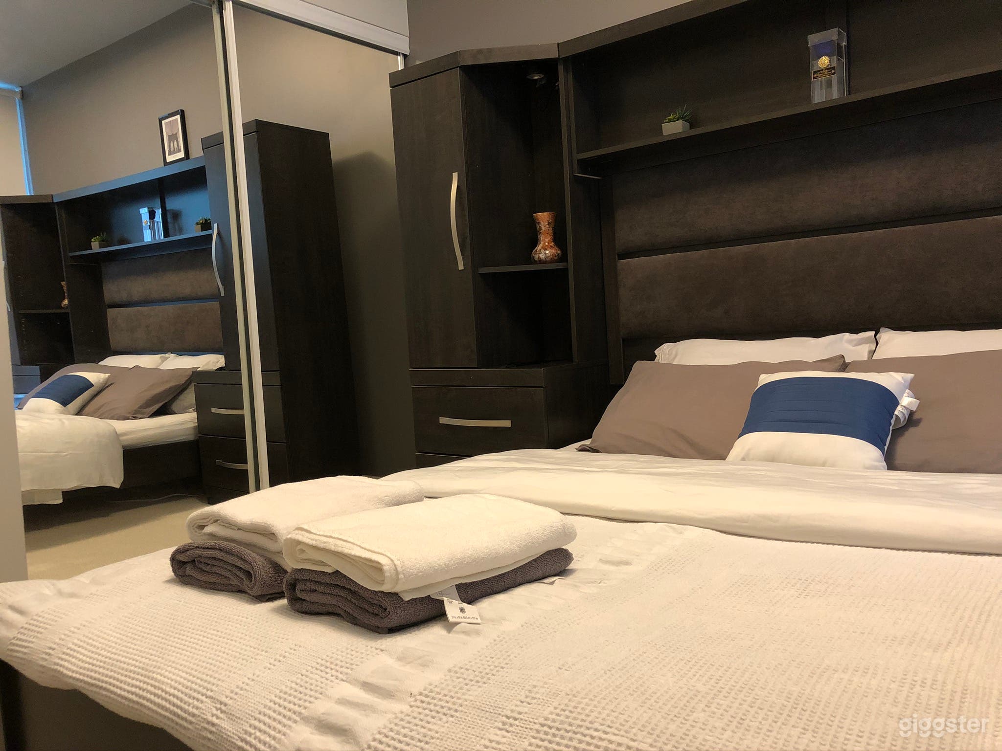 Luxury Condo In Downtown Square One Photo 3