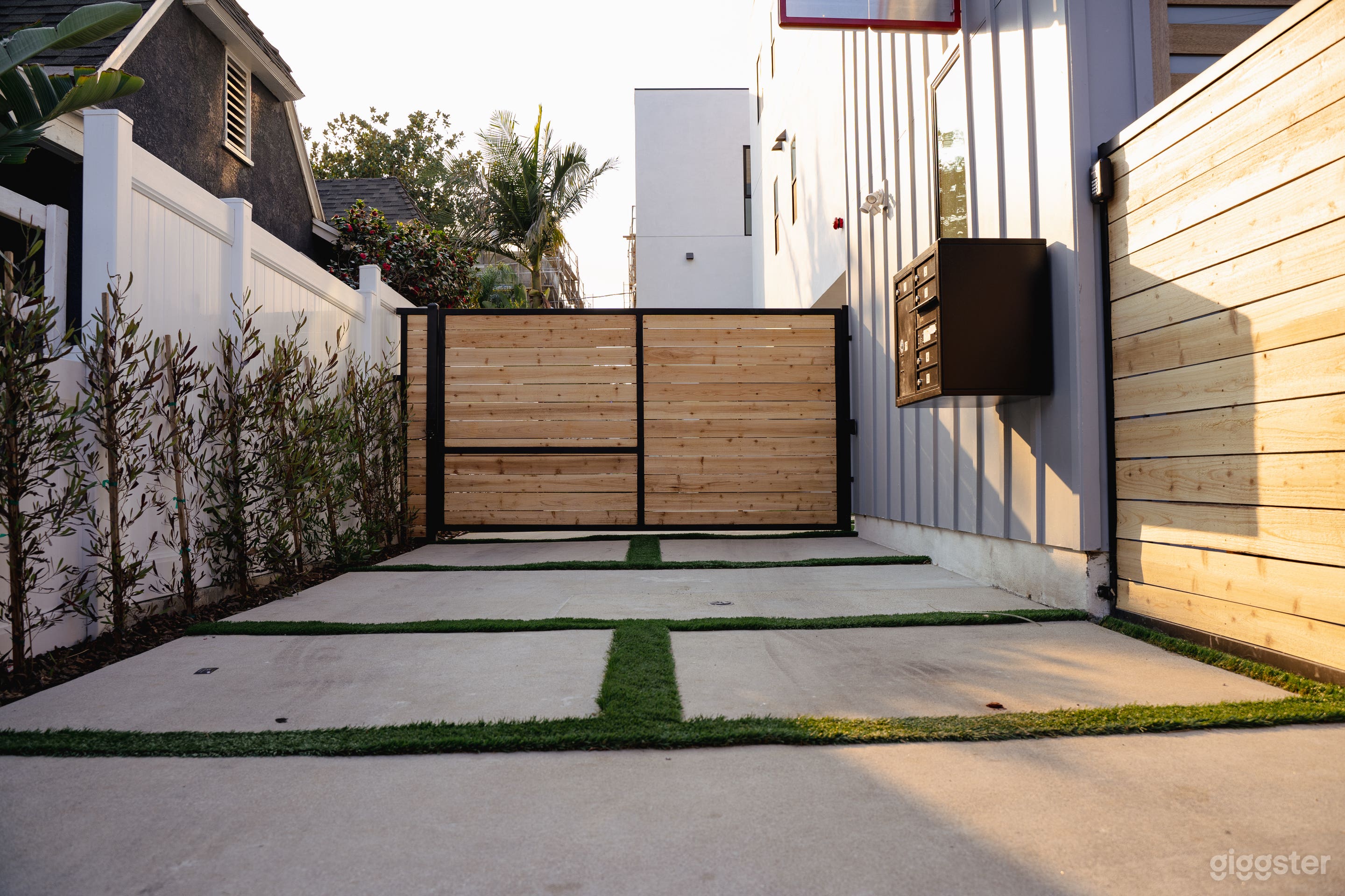 Hollywood Hideaway Art Deco Selfie Masterpiece!! Photo 4