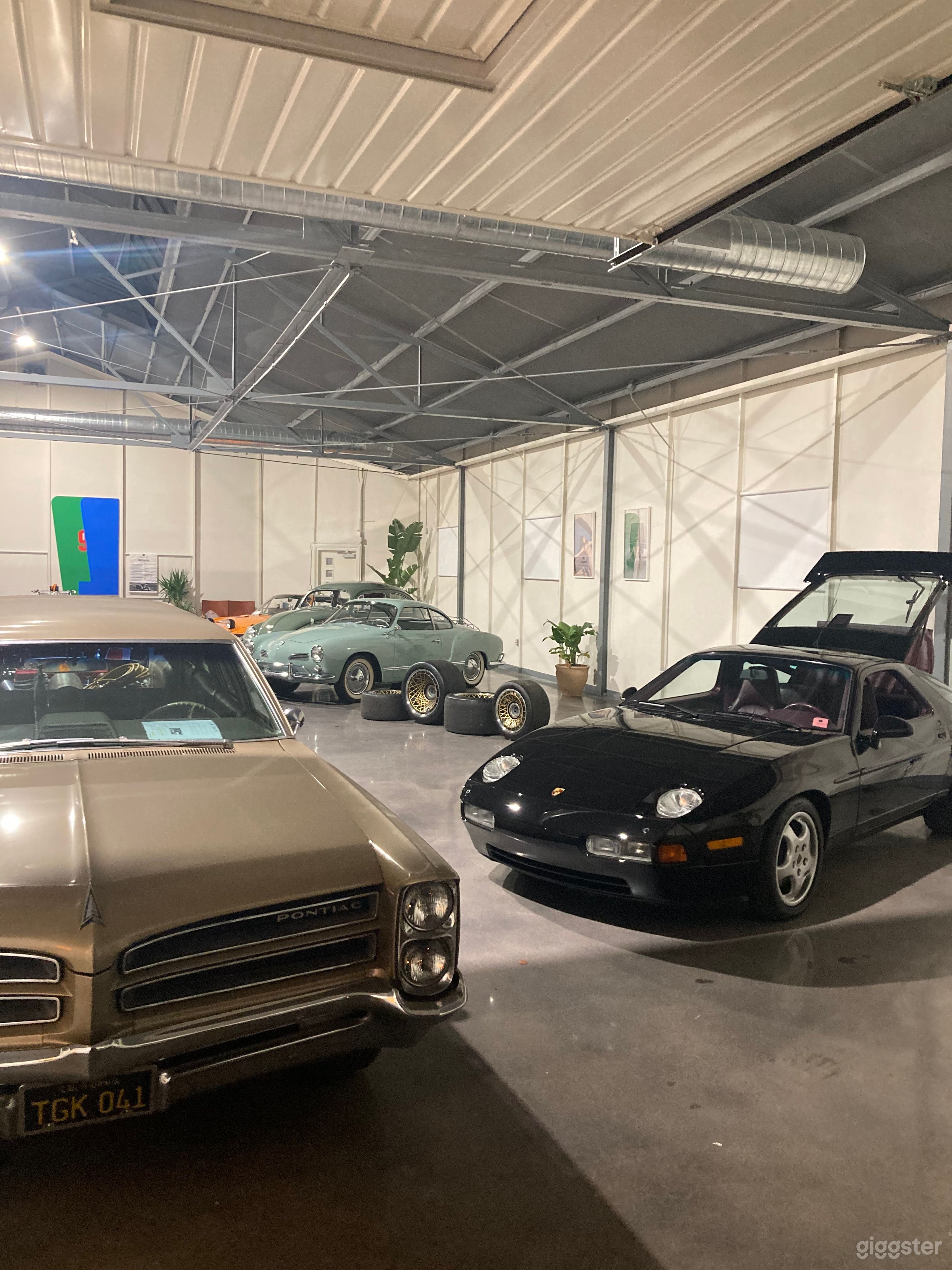 Rare creative office hanger/retail/showroom  Photo 3