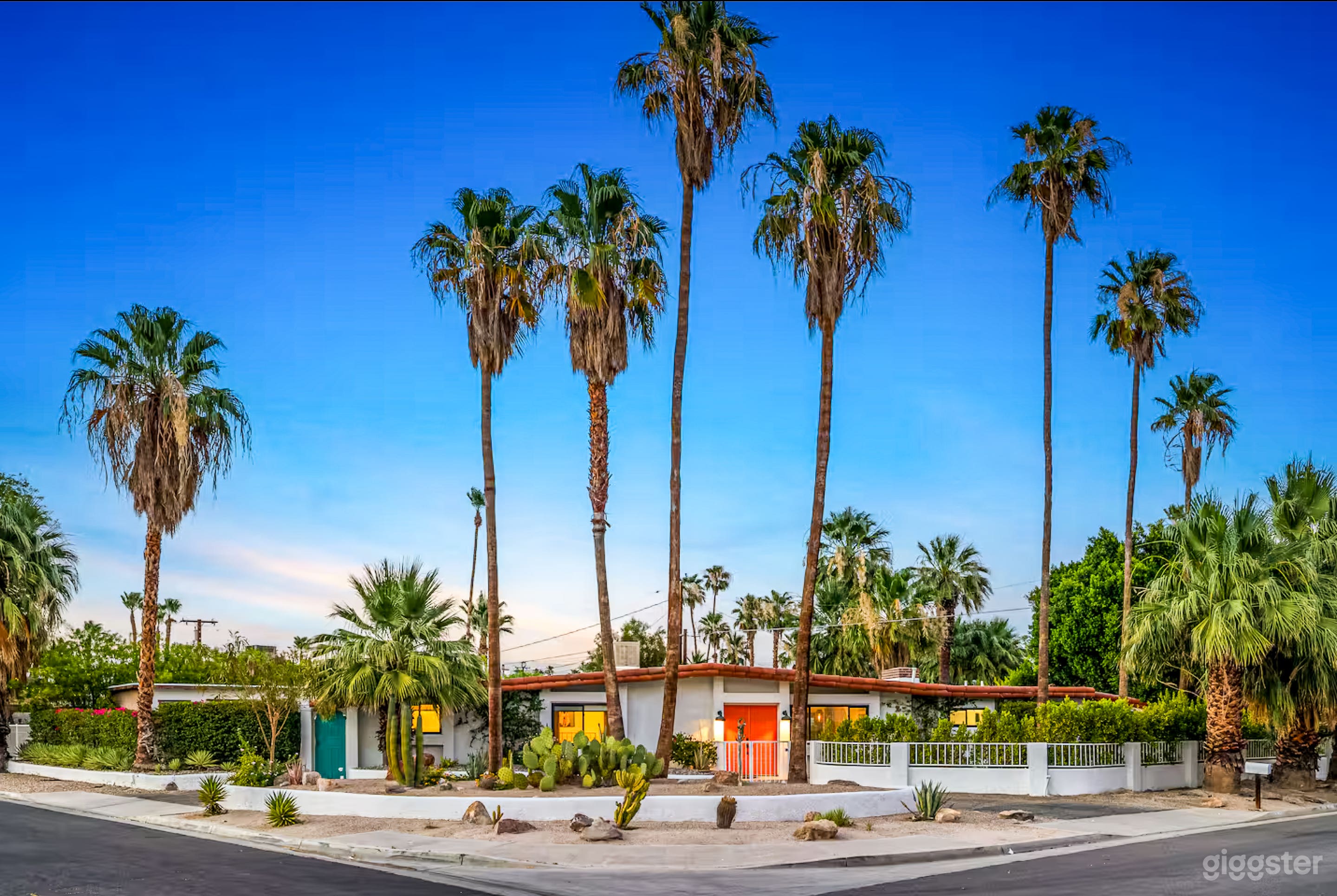 Contemporary House with Clean Lines &amp; Natural Light Photo 2