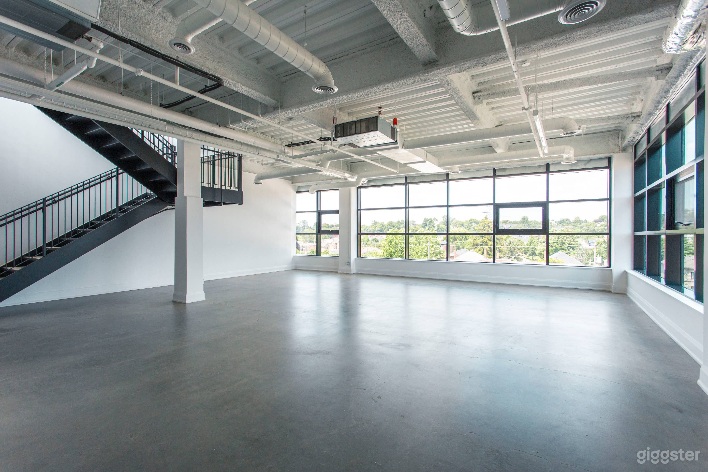 Large loft space with rooftop city views! Photo 2