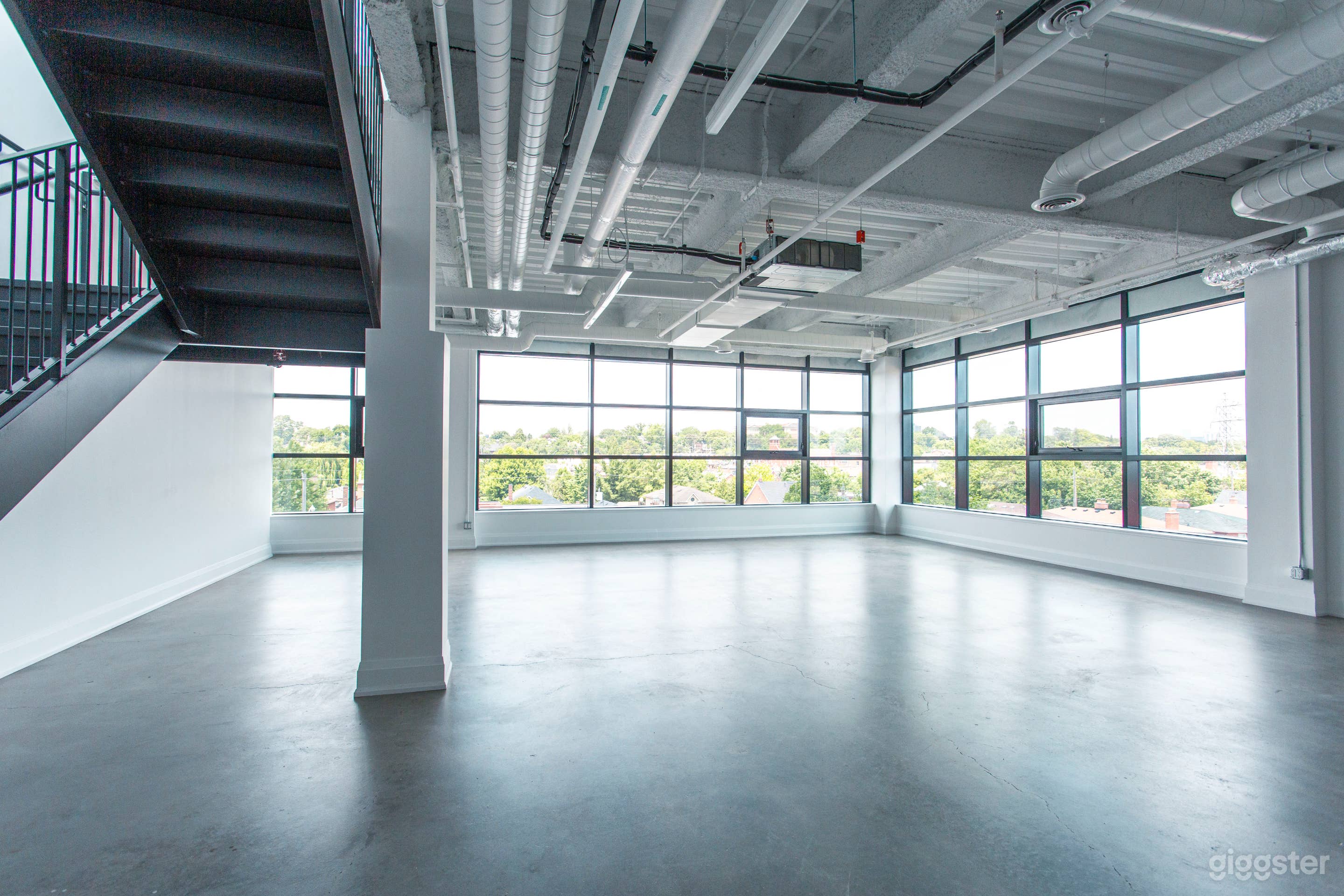 Large loft space with rooftop city views! Photo 3
