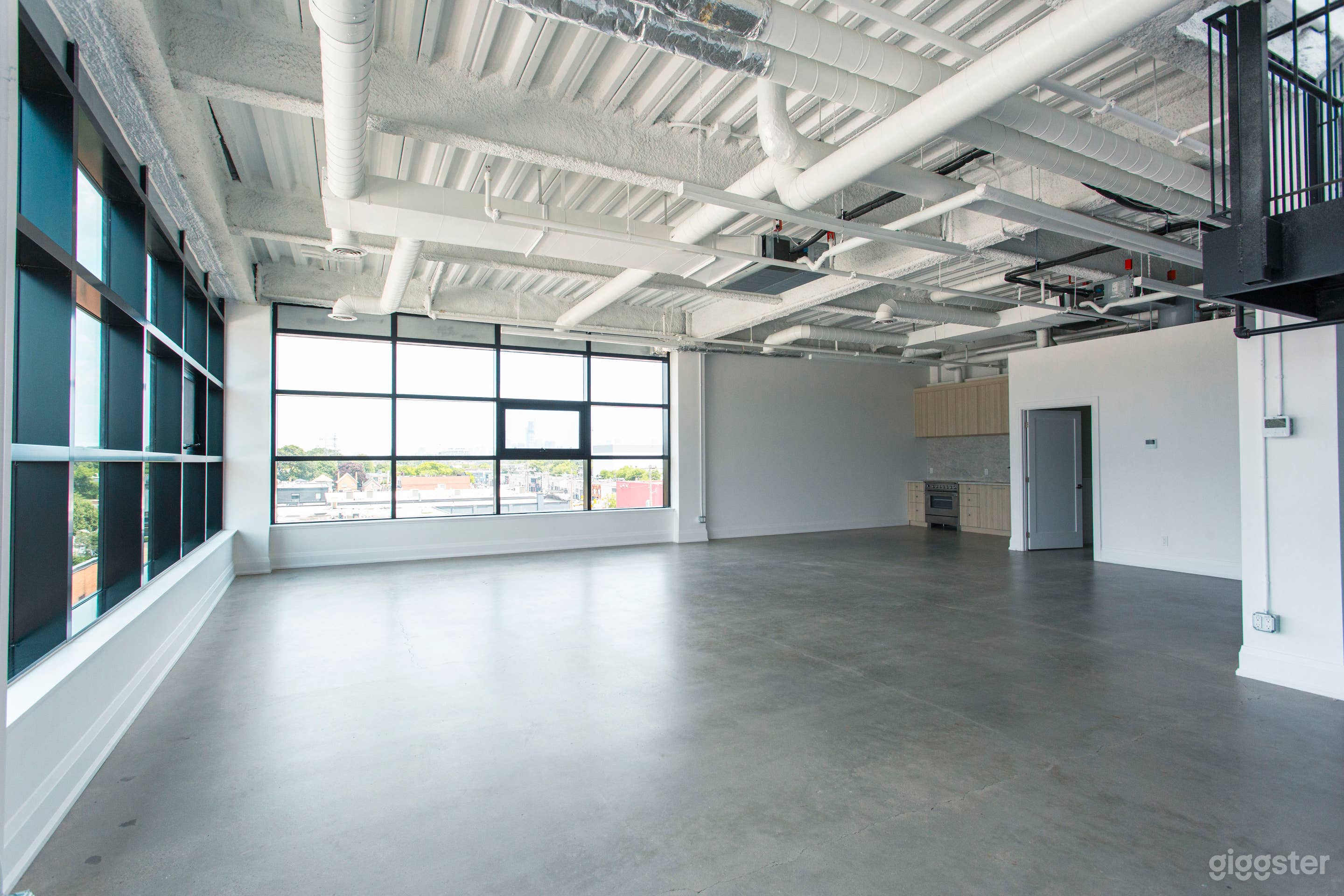 Large loft space with rooftop city views! Photo 4