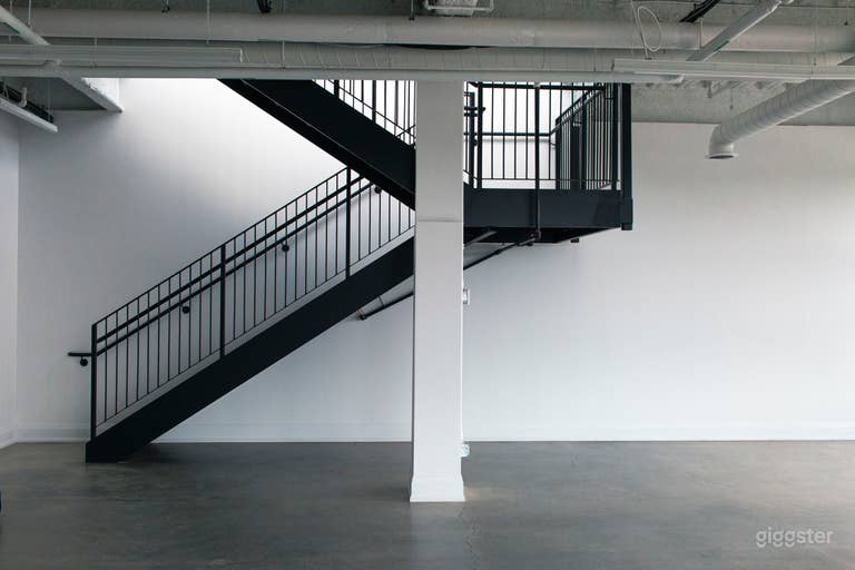  Large loft space with rooftop city views! 