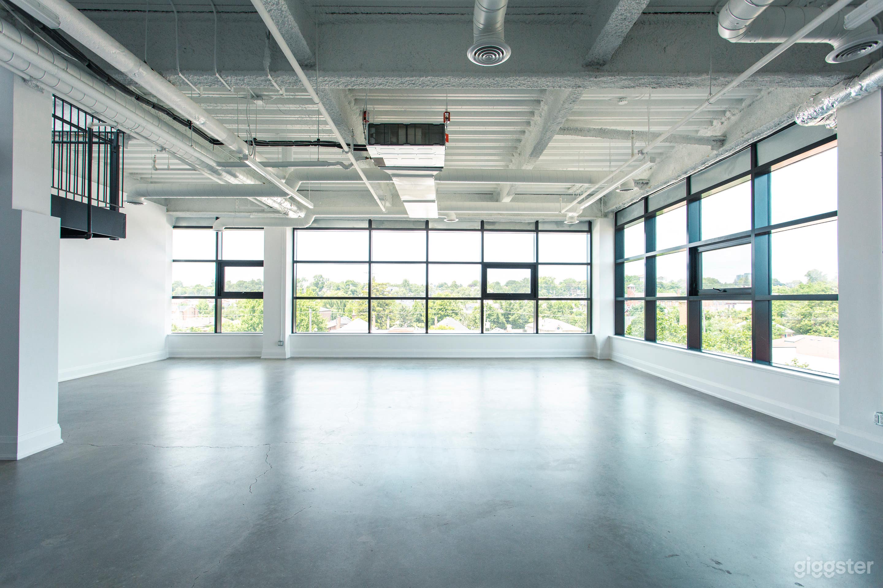 Large loft space with rooftop city views! Photo 1