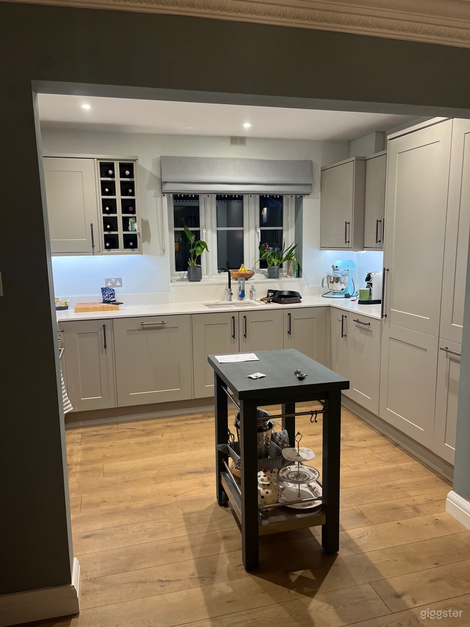 Film-ready charming mews house with open plan living. Photo 3