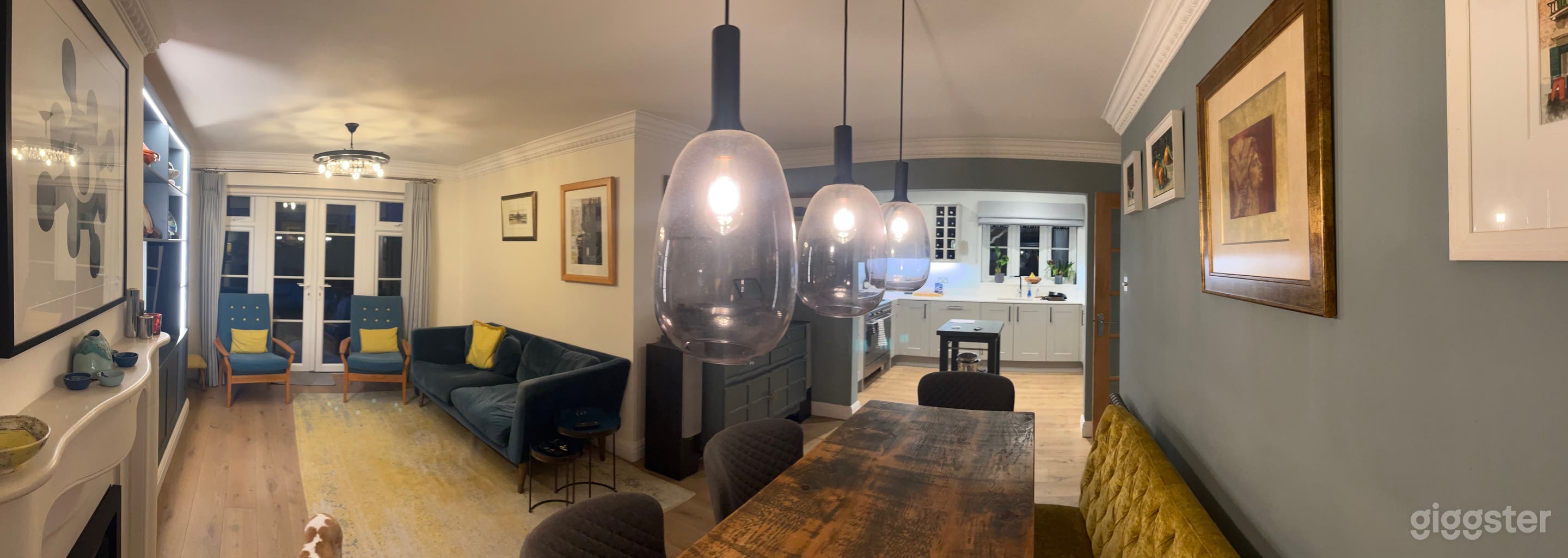 Film-ready charming mews house with open plan living. Photo 4