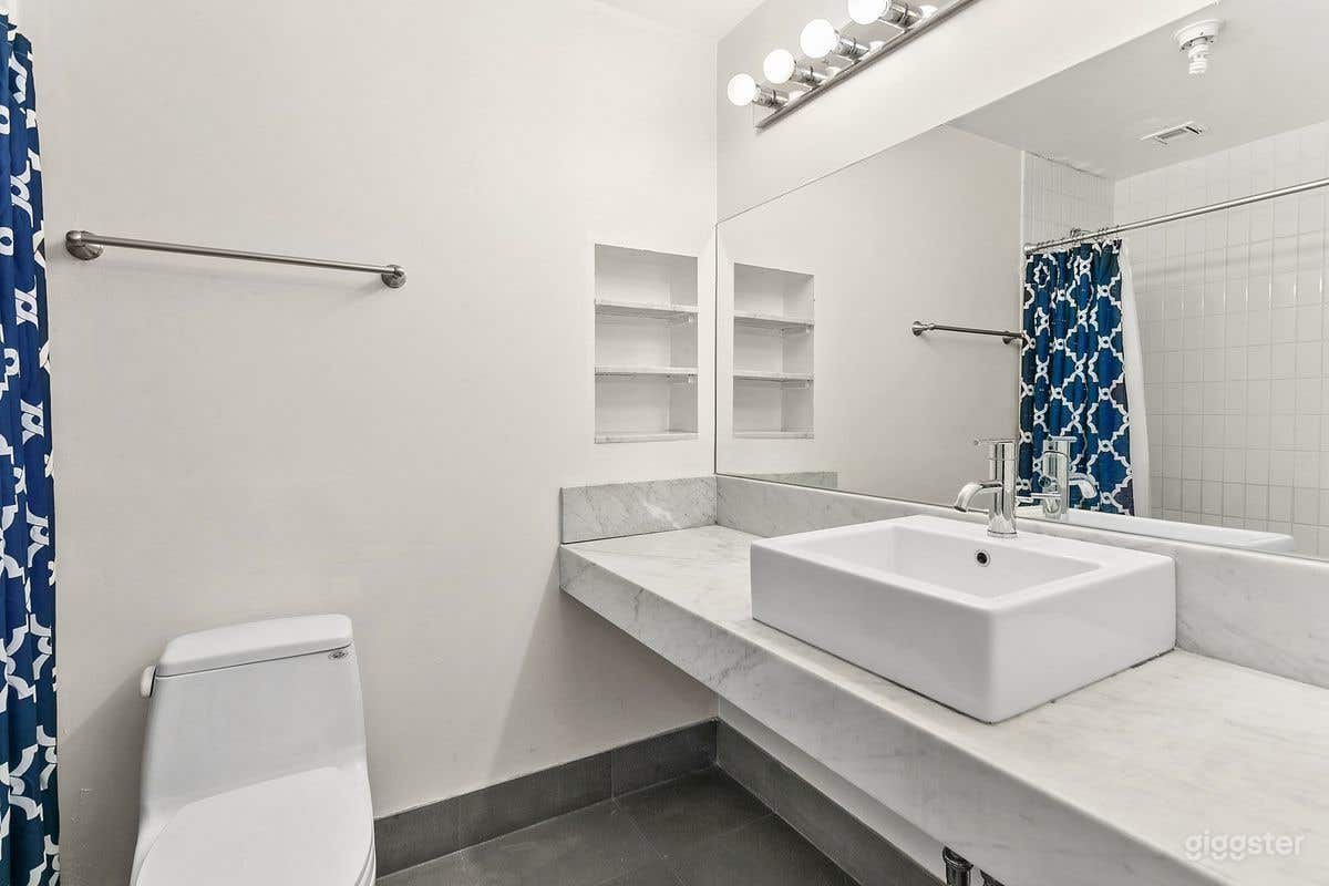 Full bathroom with "Make-up" lights.