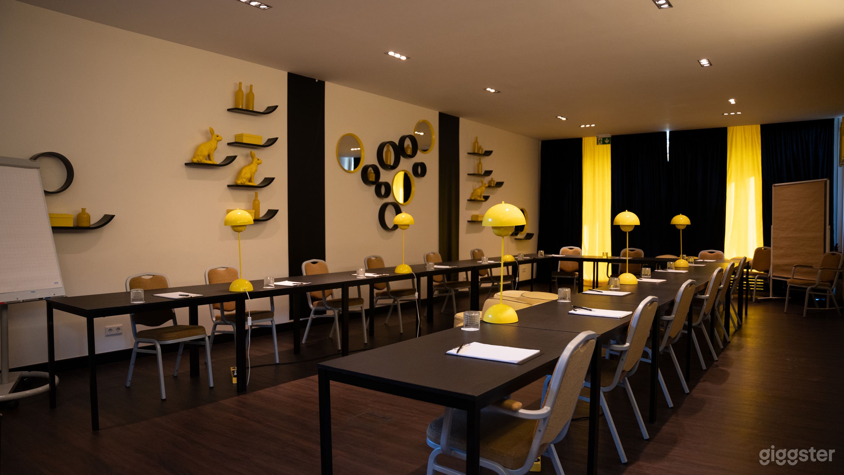 Modernes Hotel mit Konferenzräumen, Lounges und Catering-Ber Foto 2