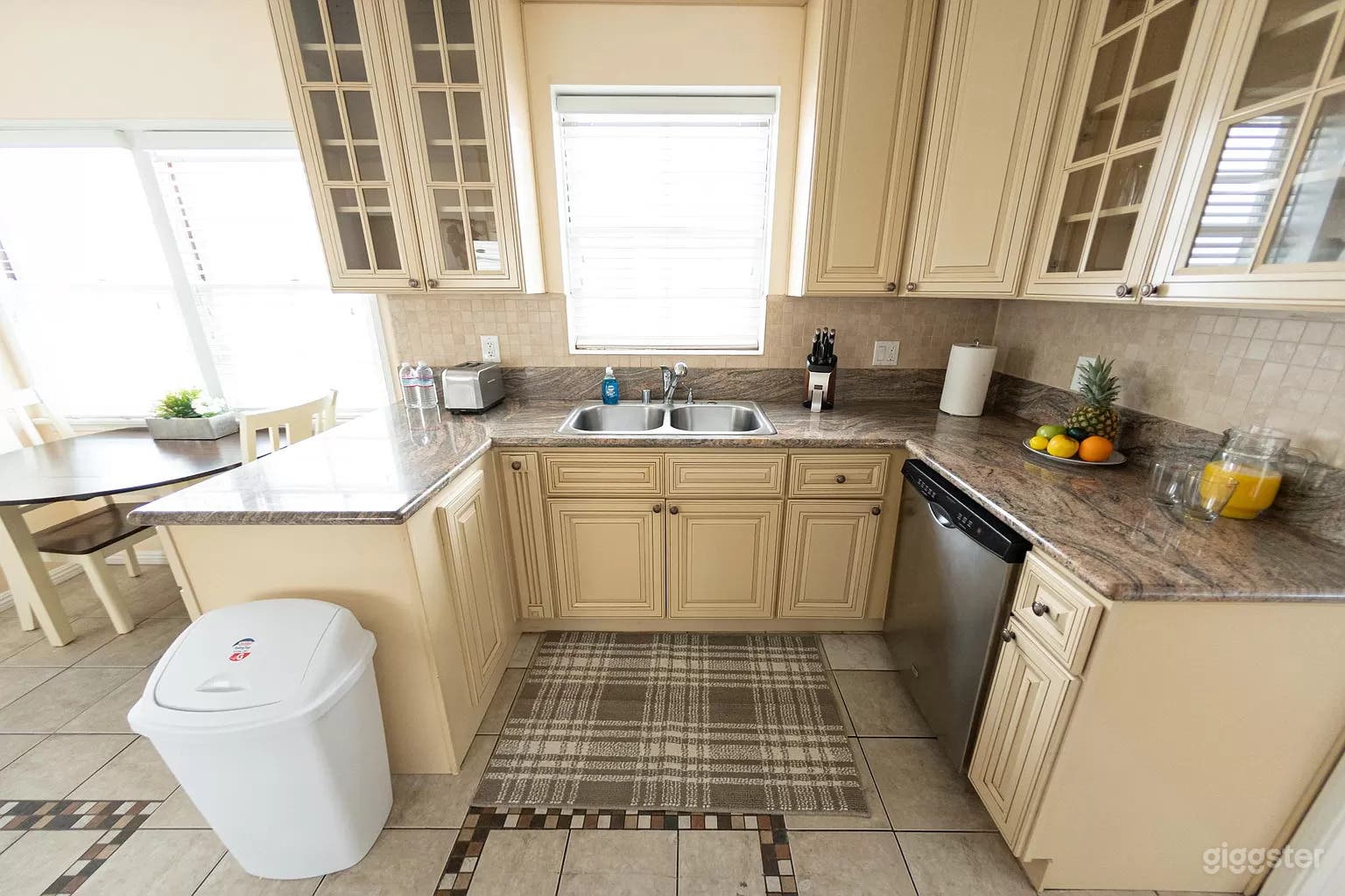 Beautiful 3 bed 4 bath home in Burbank Hills Photo 4