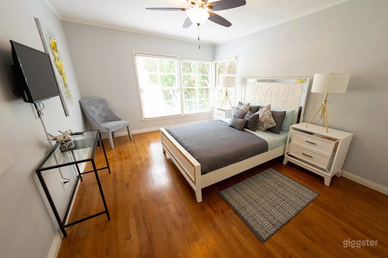  Beautiful 3 bed 4 bath home in Burbank Hills 