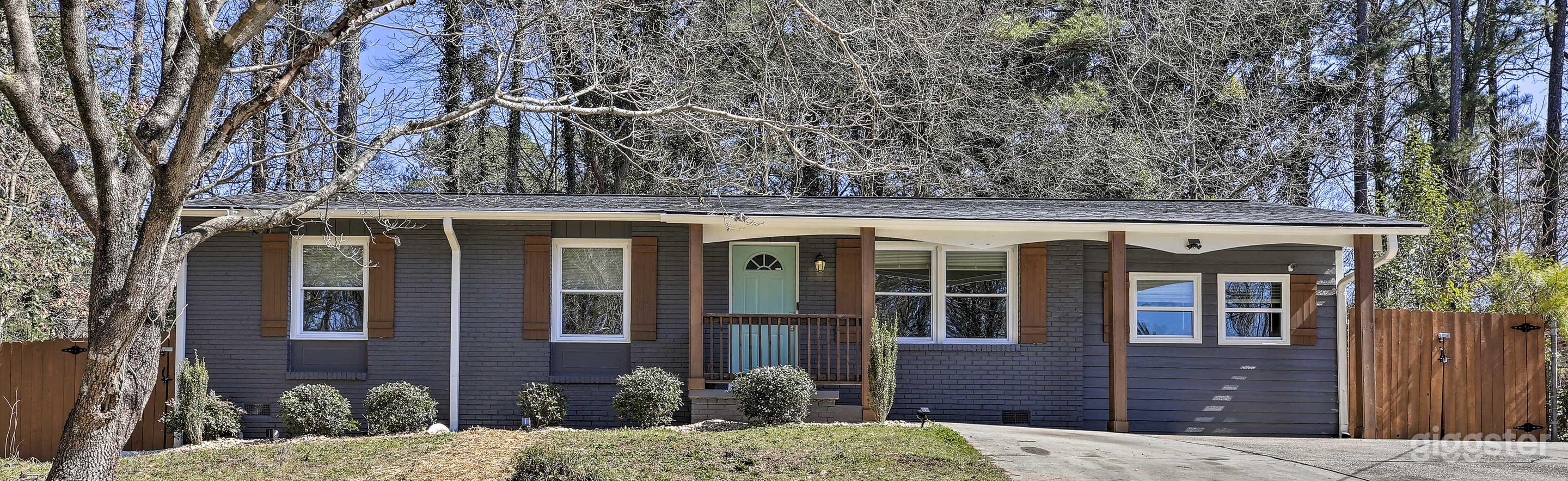 Bungalow House on the Hill Photo 2