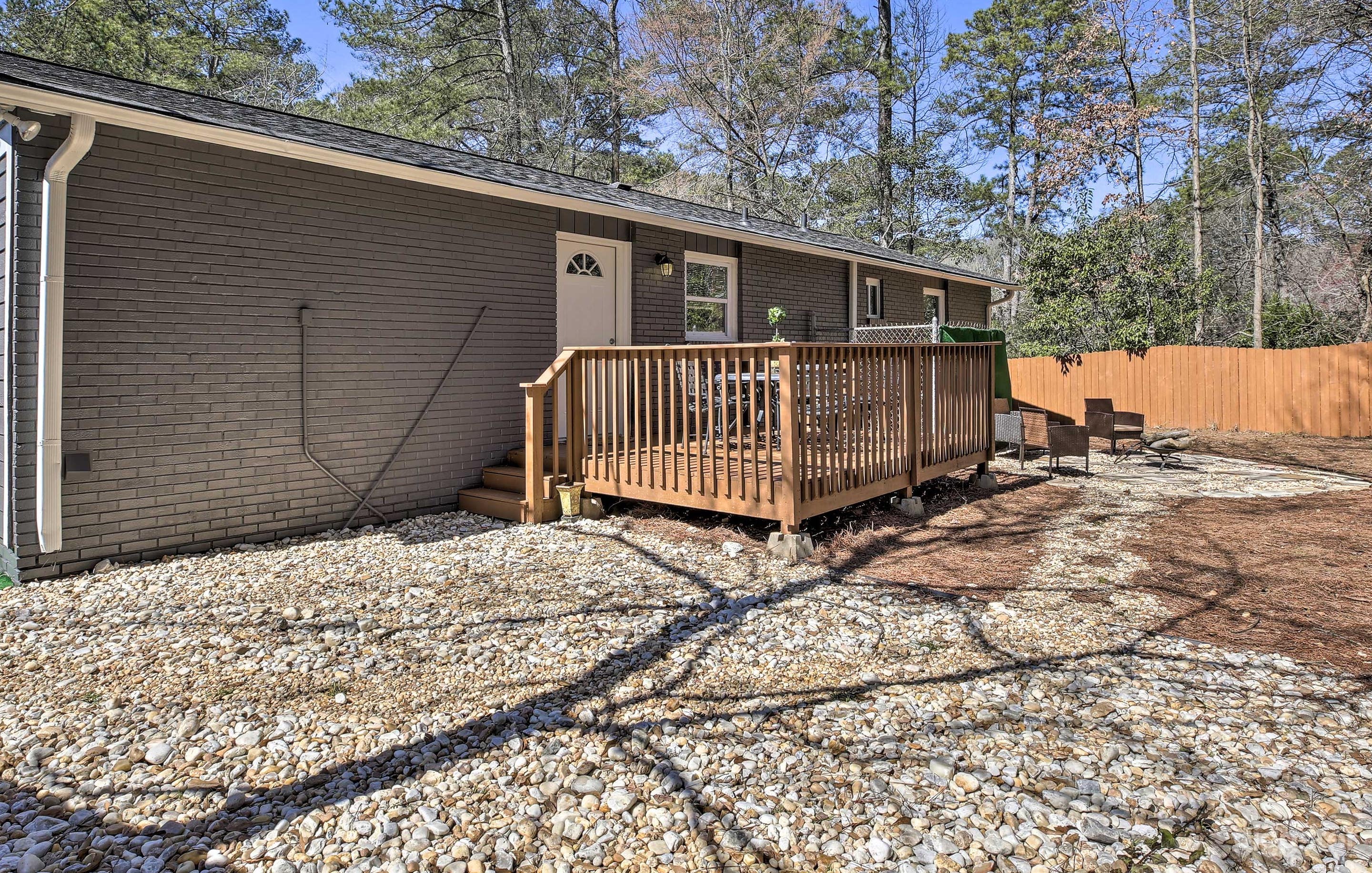 Bungalow House on the Hill Photo 3