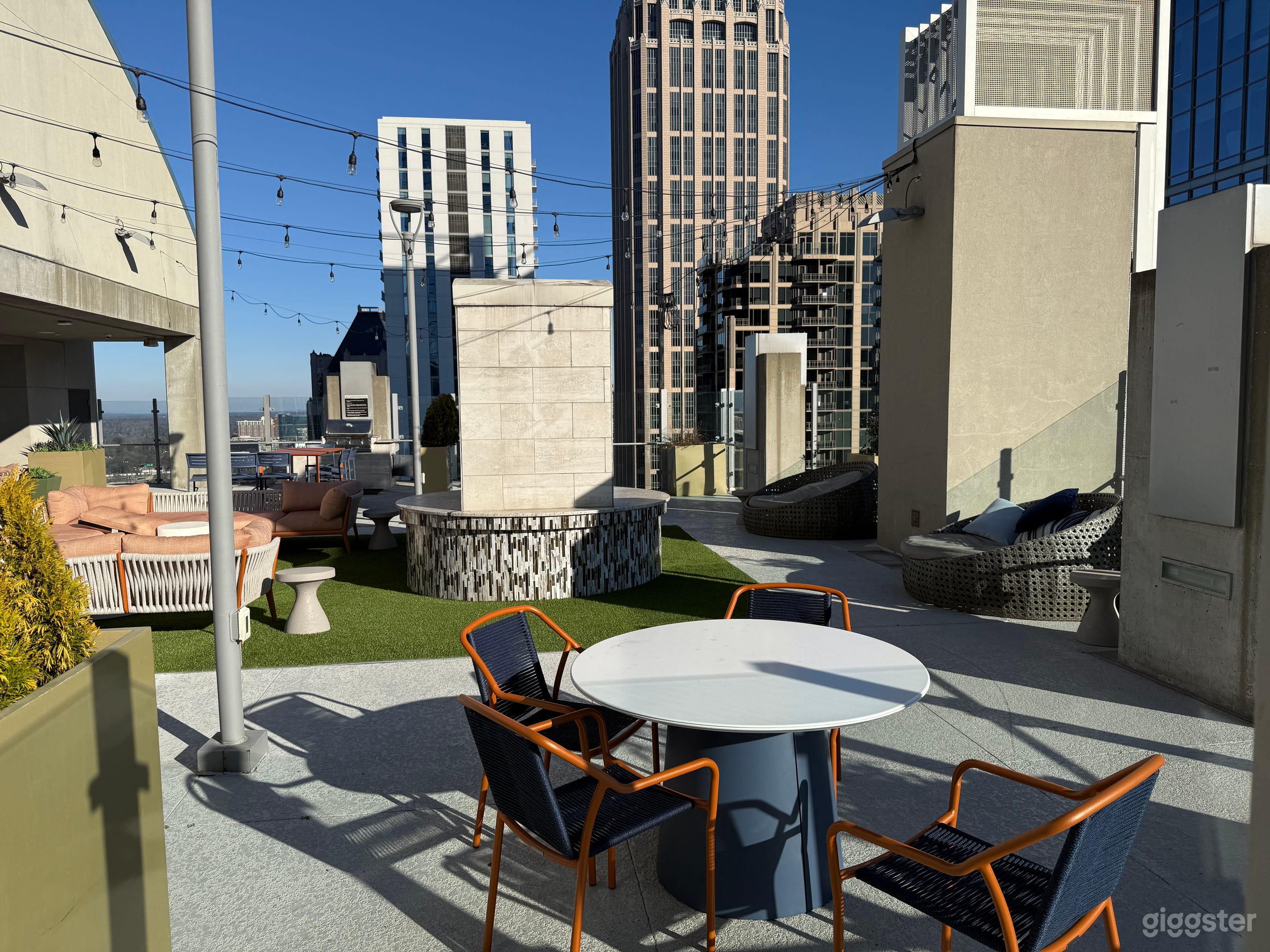 Luxury High-Rise Loft with Rooftop Pool, Lounge &amp; Skyline Photo 4