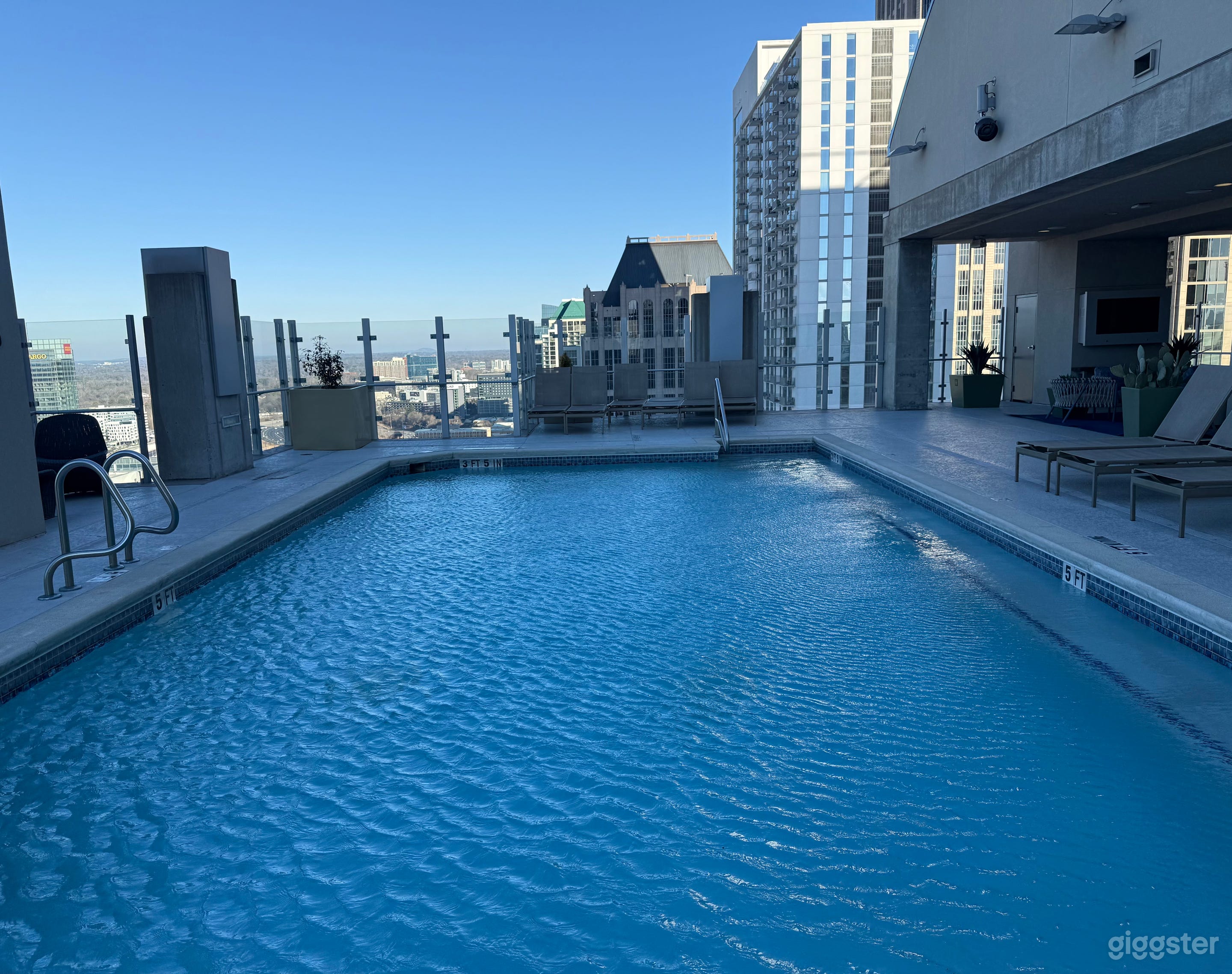 Luxury High-Rise Loft with Rooftop Pool, Lounge &amp; Skyline Photo 3