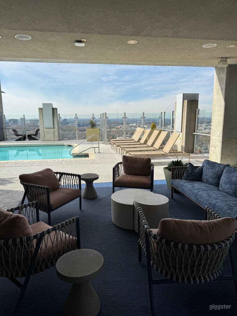  Luxury High-Rise Loft with Rooftop Pool, Lounge & Skyline 
