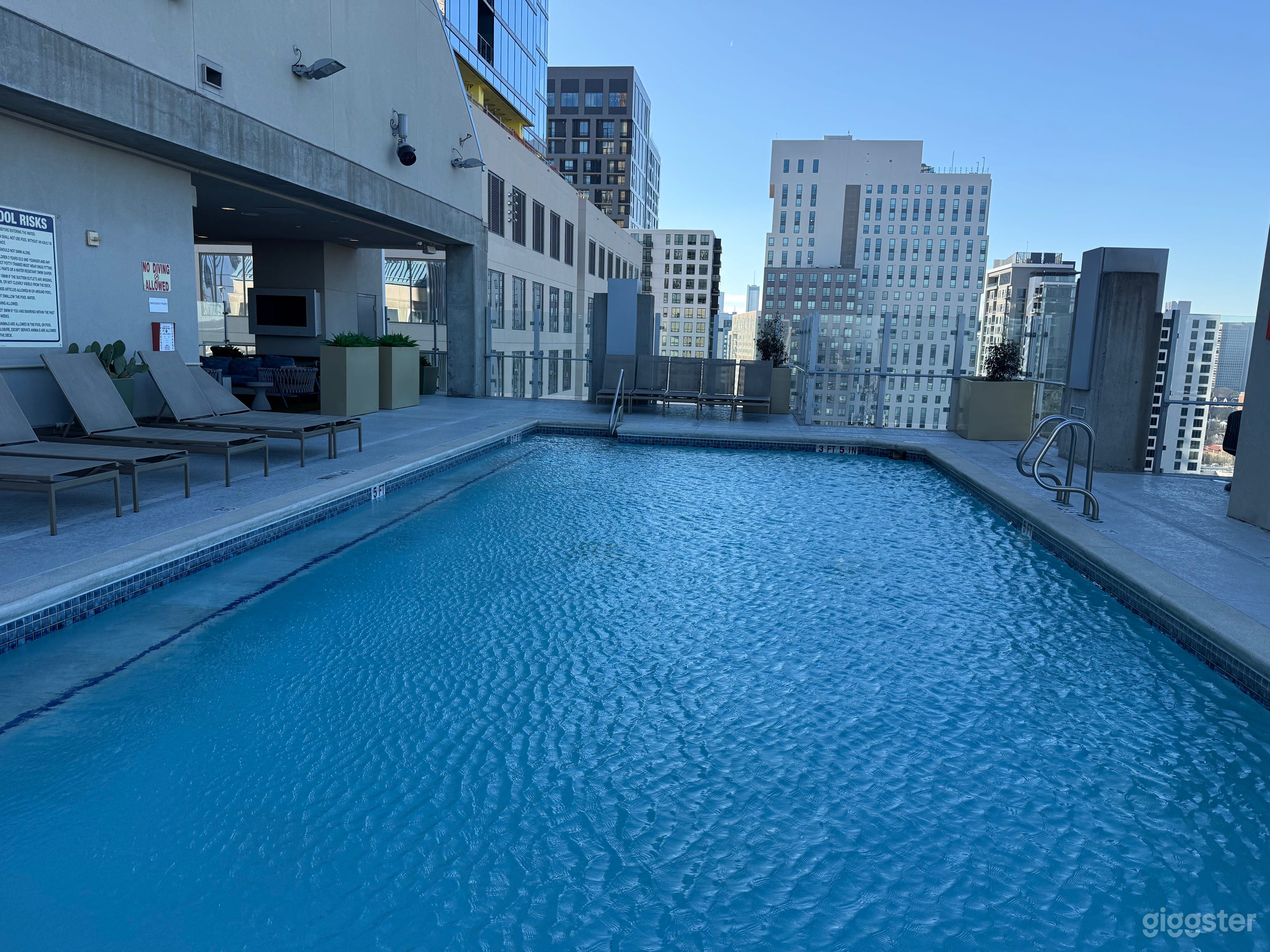 Luxury High-Rise Loft with Rooftop Pool, Lounge &amp; Skyline Photo 2